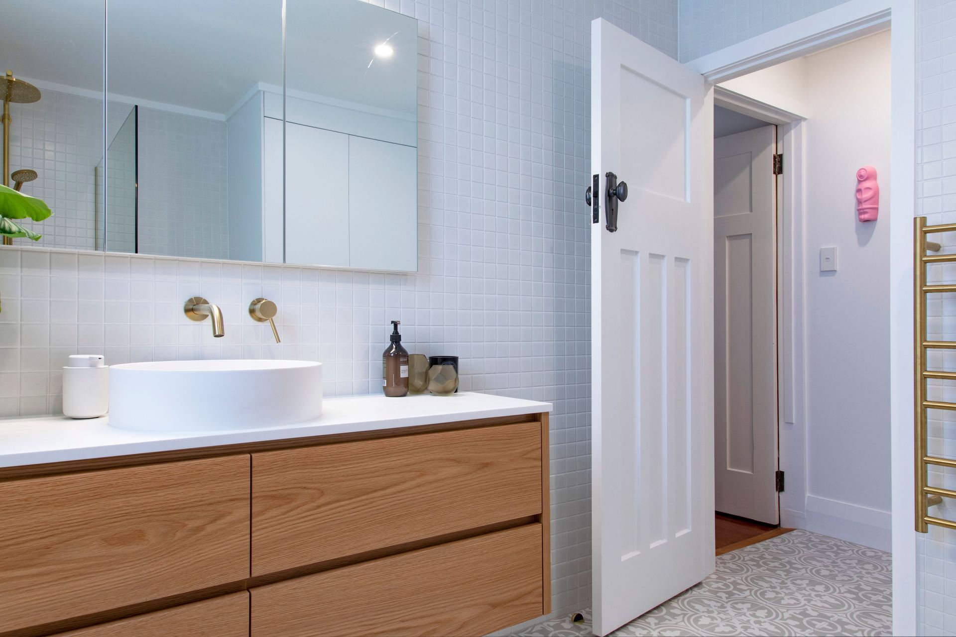 Warwick Ave : Bathroom and Toilet