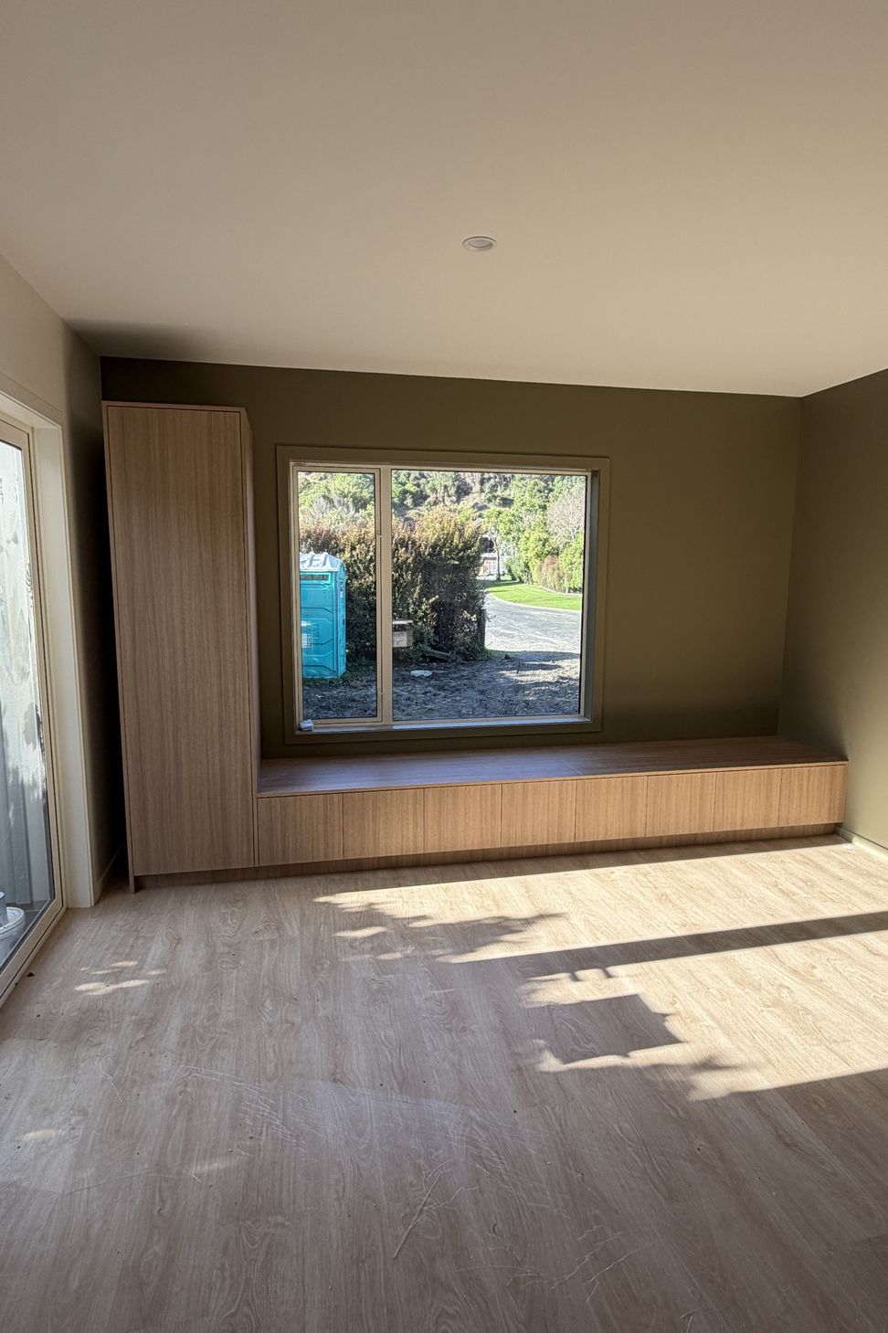 window-seat-clothes-cupboard-storage.JPG