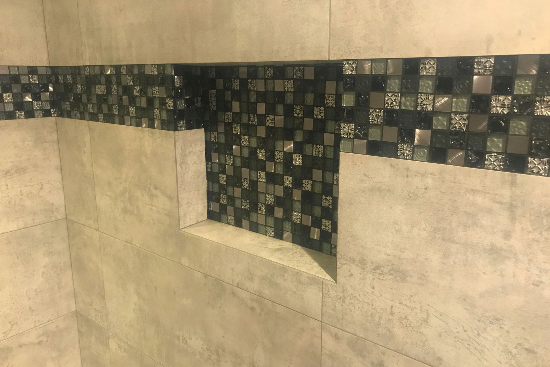 Shower wall niche
