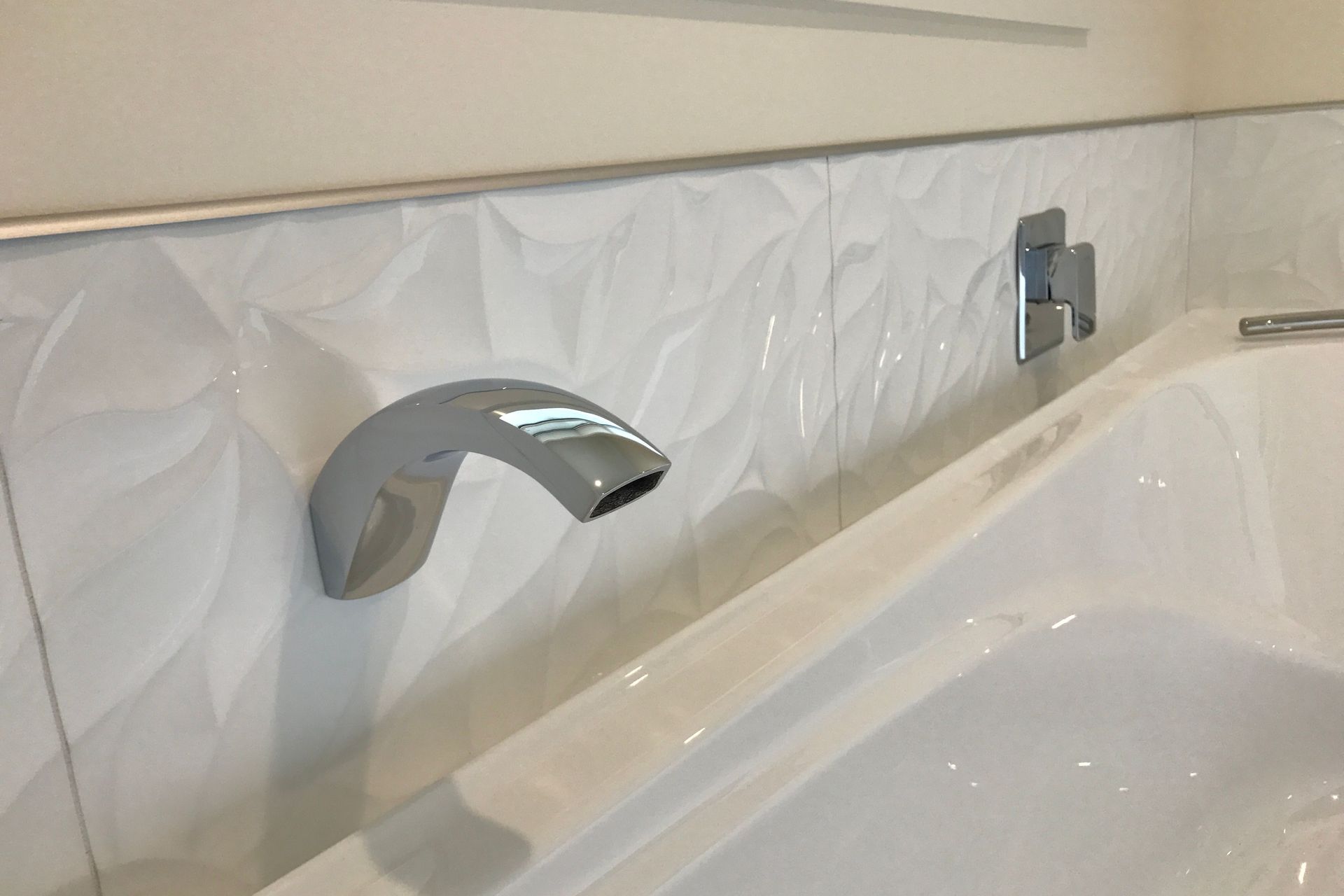 Tiled bath splashback