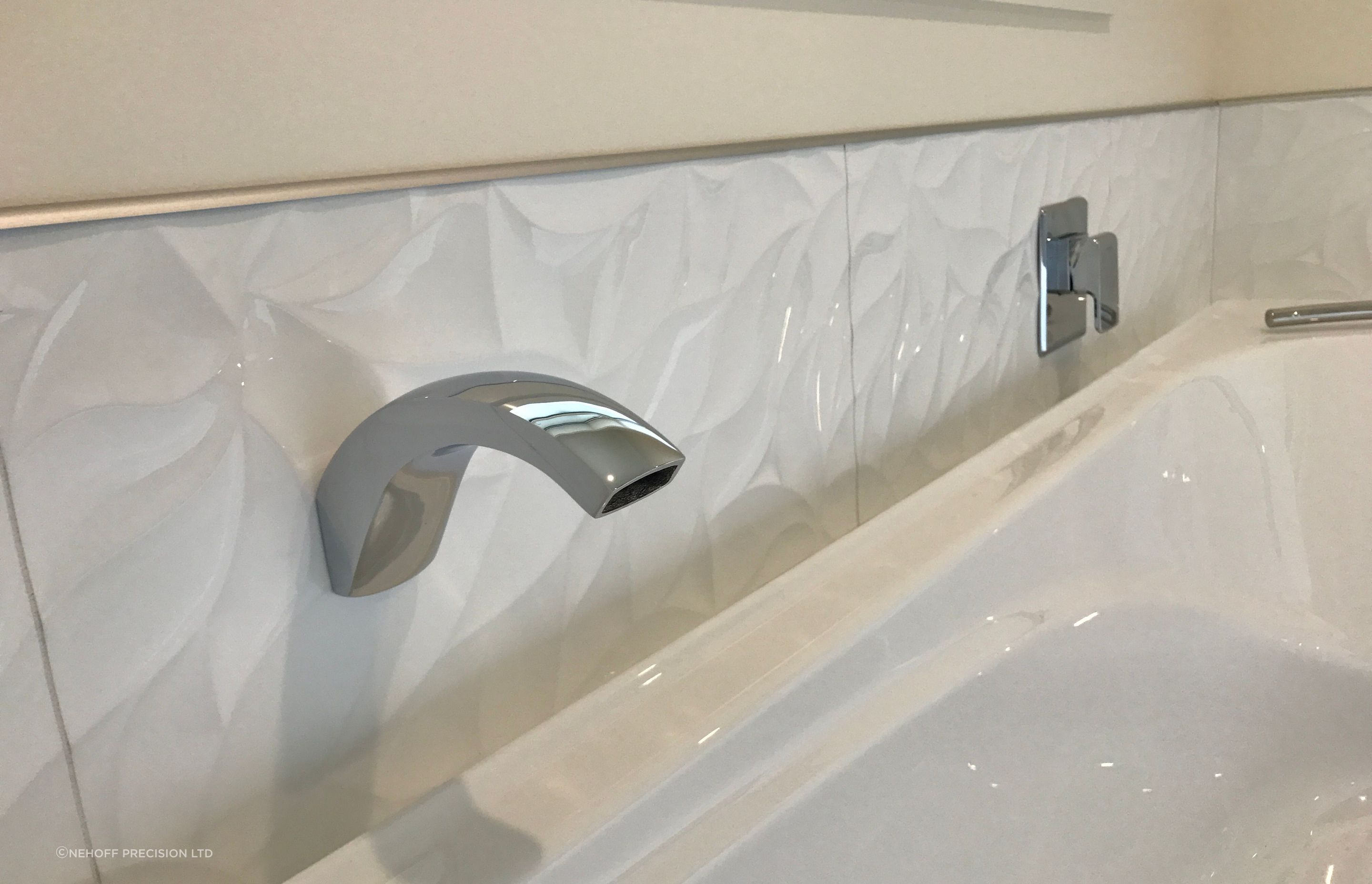 Tiled bath splashback