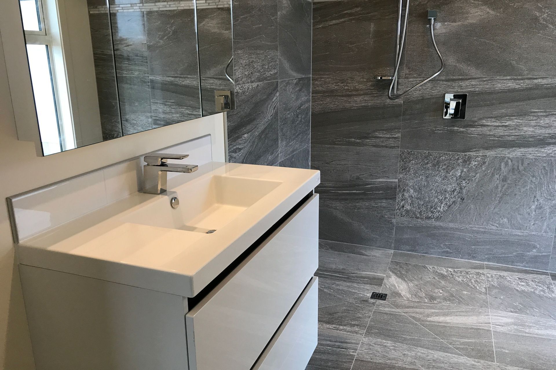 Tiled shower floor, walls & vanity splashback