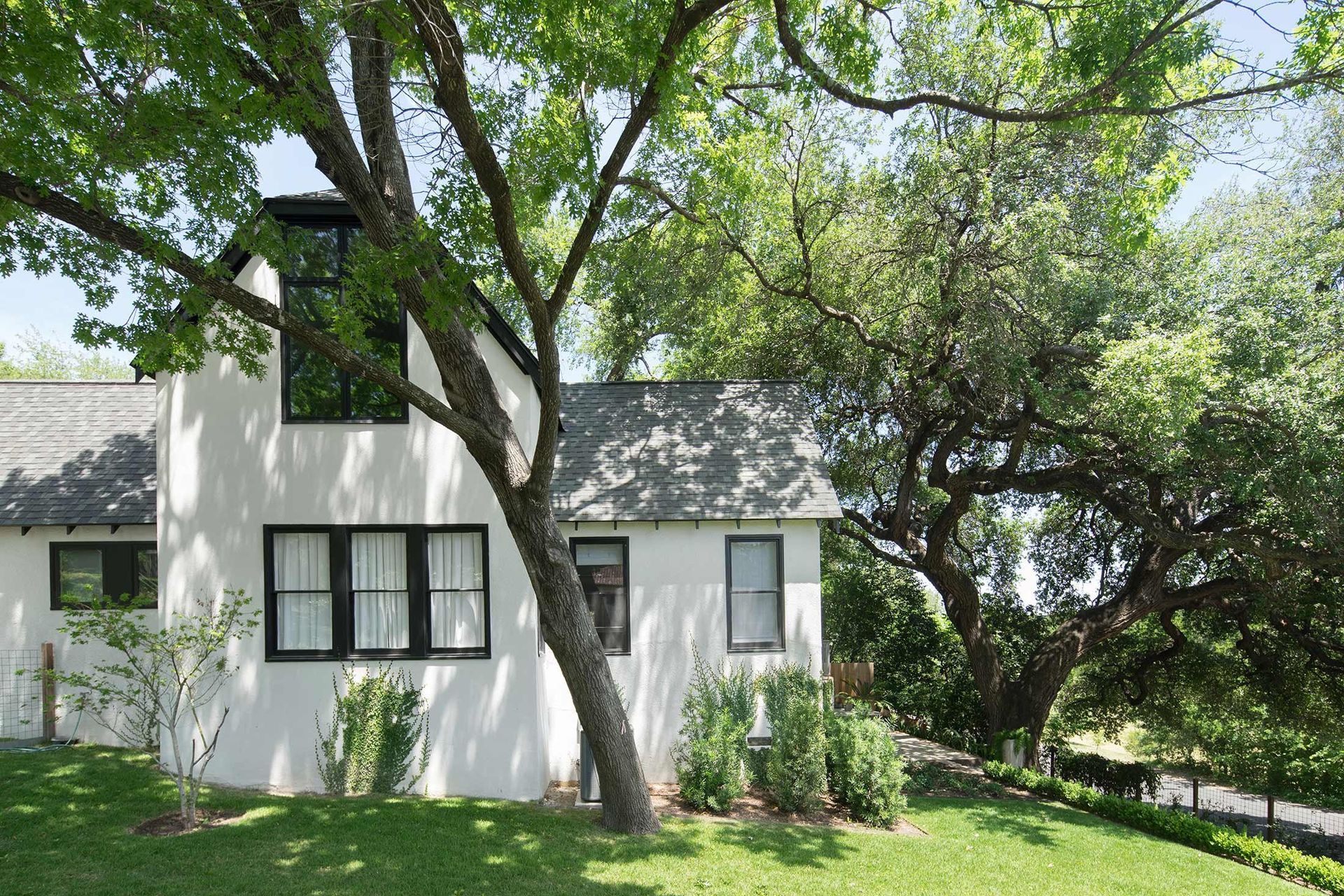 2HeritageOakCottageCuppettKilpatrickArchitectureandInteriorDesignaustin-tx-modern-traditional-stucco-black-windows.jpg