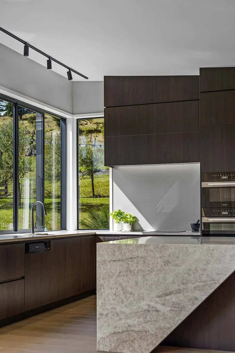6a72c5fc80b9cf4a31f11052Harrison20Kitchen20-20Shinnoki20Stardust20Walnut20Timber20Veneer206.webp