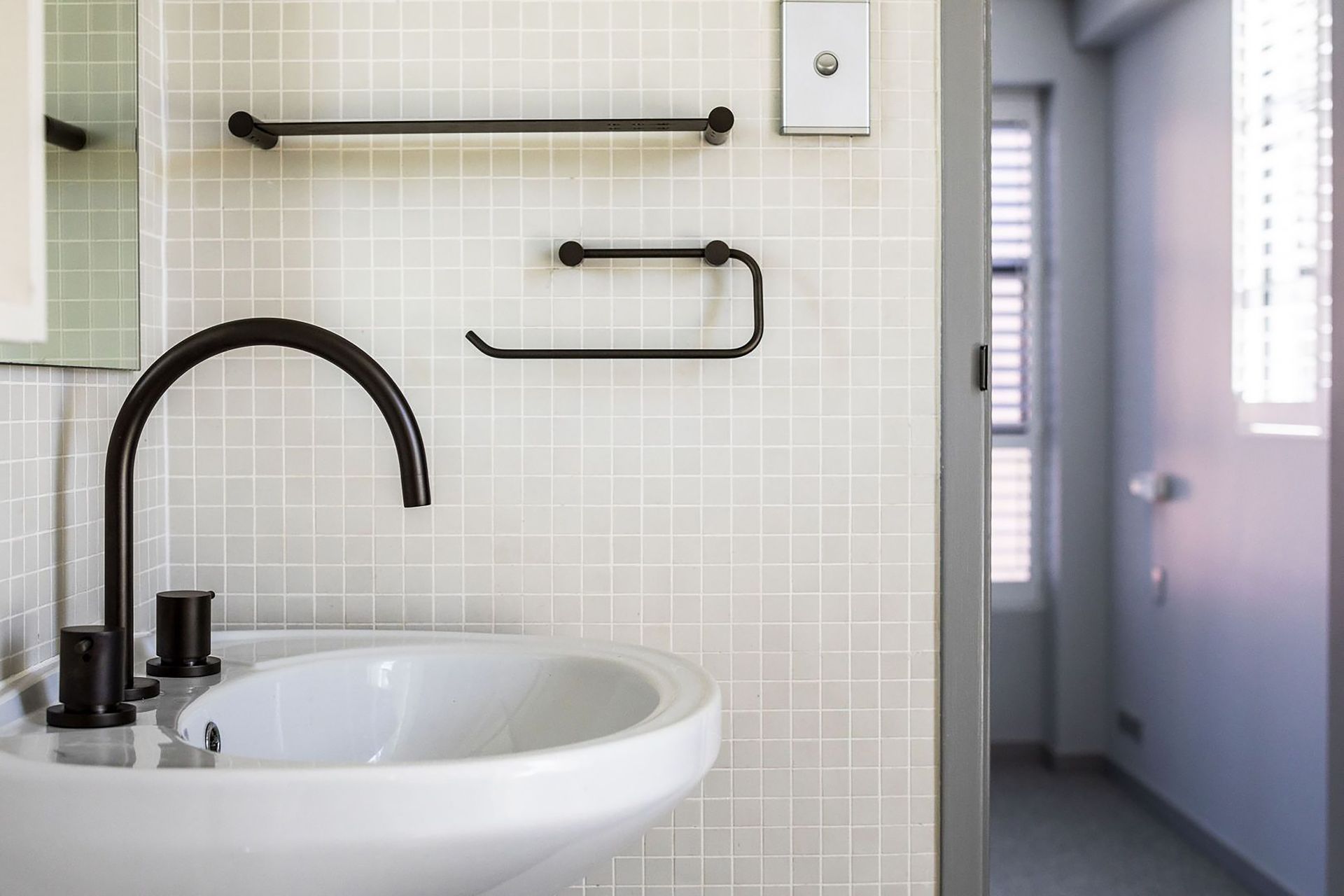 8-bathroom-detail.jpg