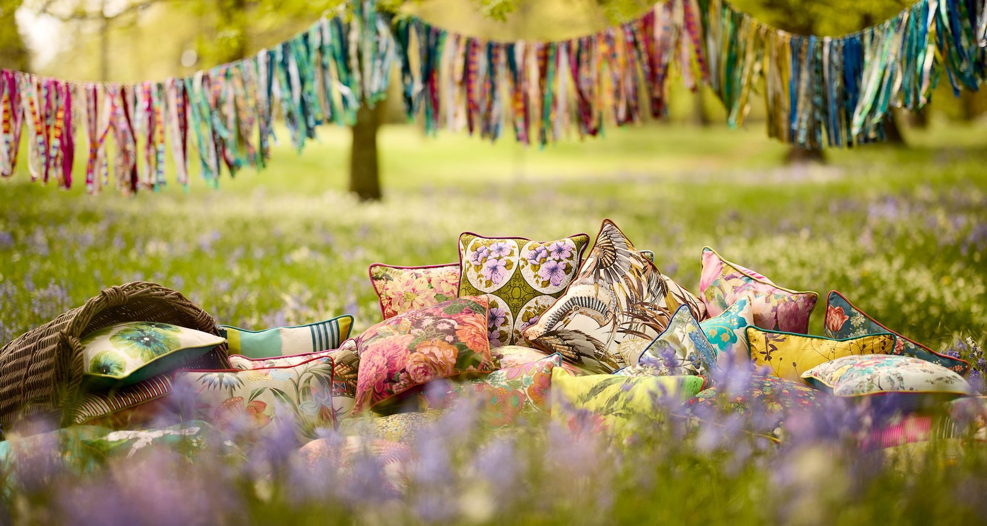 Luxury cushions banner