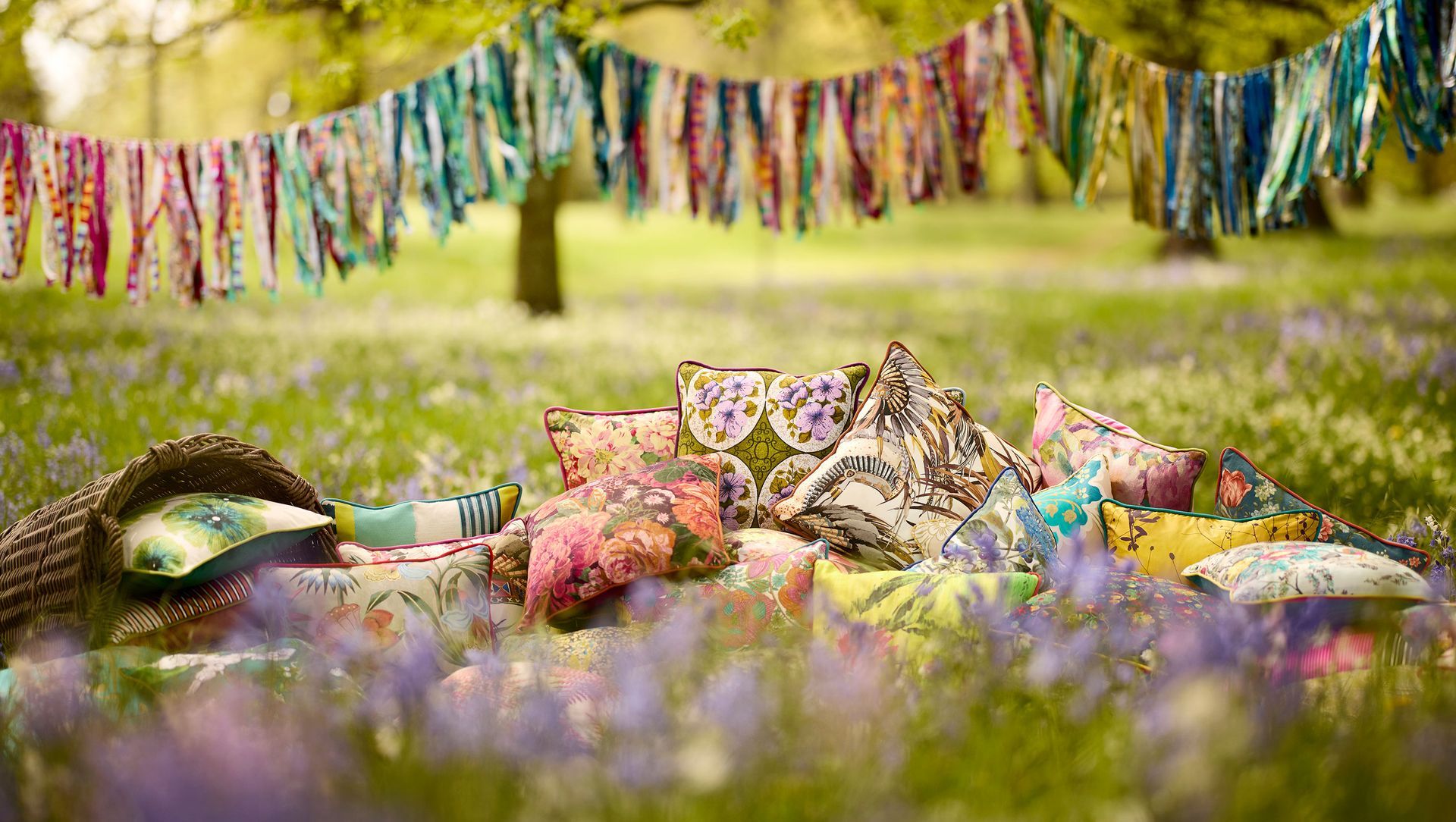 Luxury cushions banner