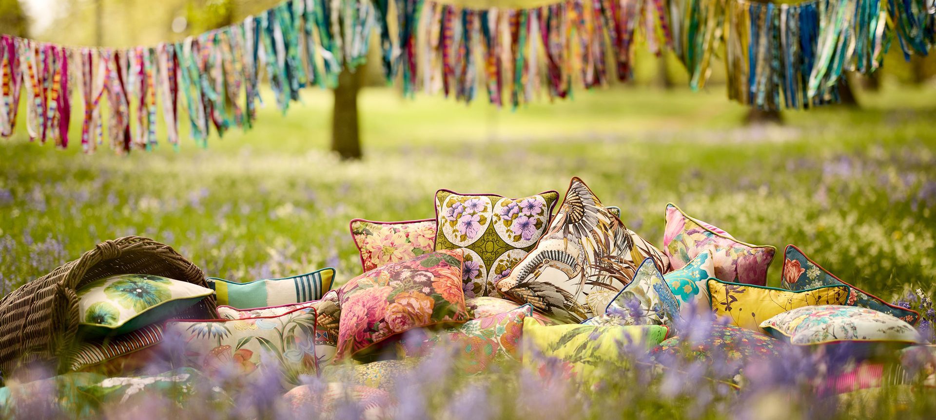 Luxury cushions banner