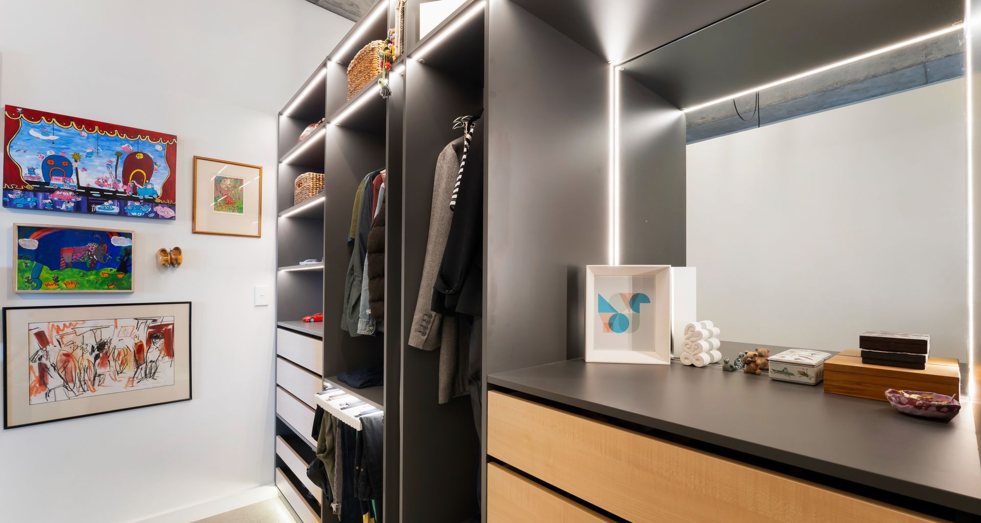 Bold, Elegant Walk-in banner