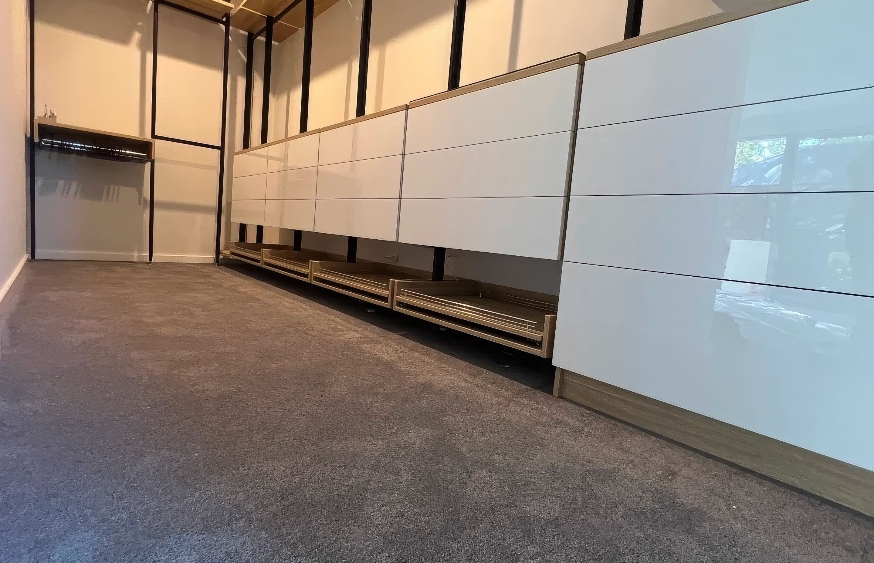 Elite-Walk-in-wardrobe-with-laminex-classic-oak-02L-e1679305601500-standard-v2-25x.png