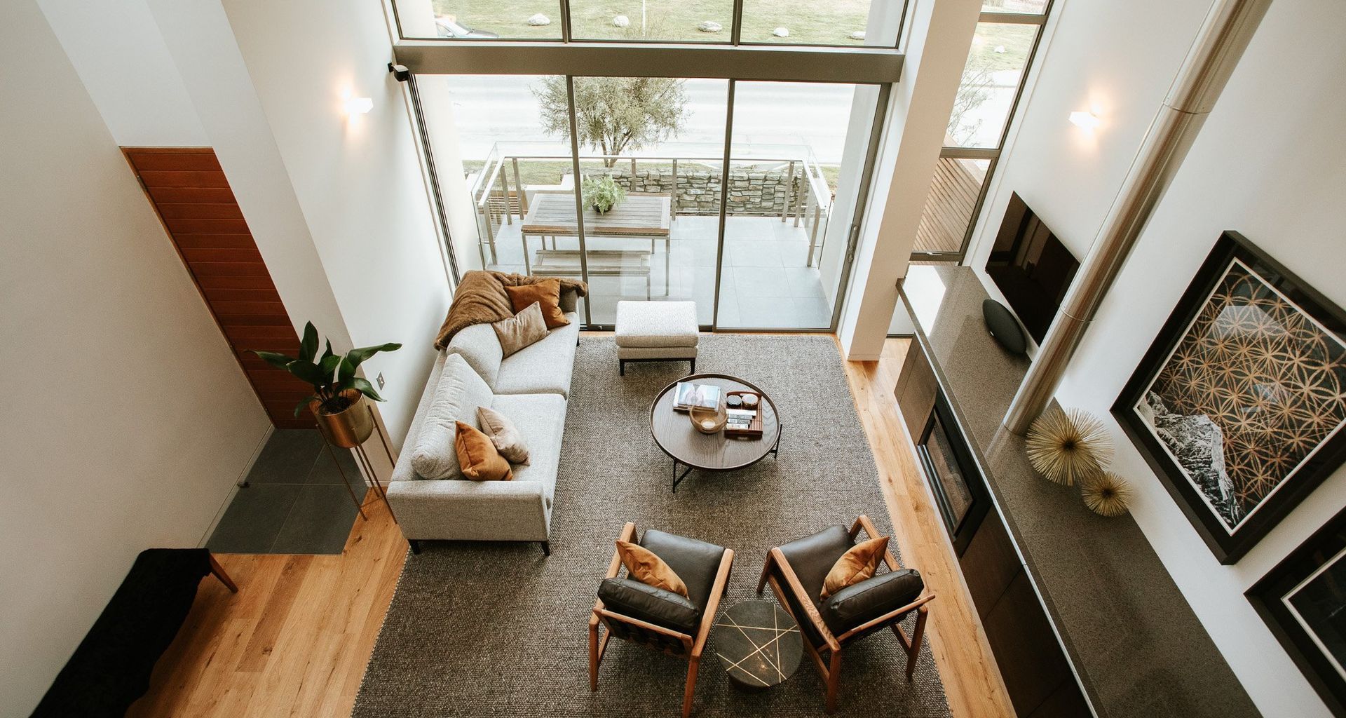 Lakeside Apartment banner