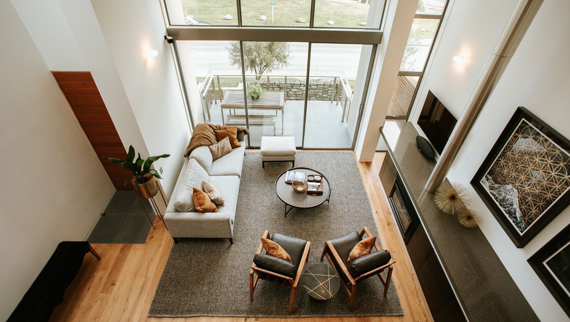 Lakeside Apartment banner