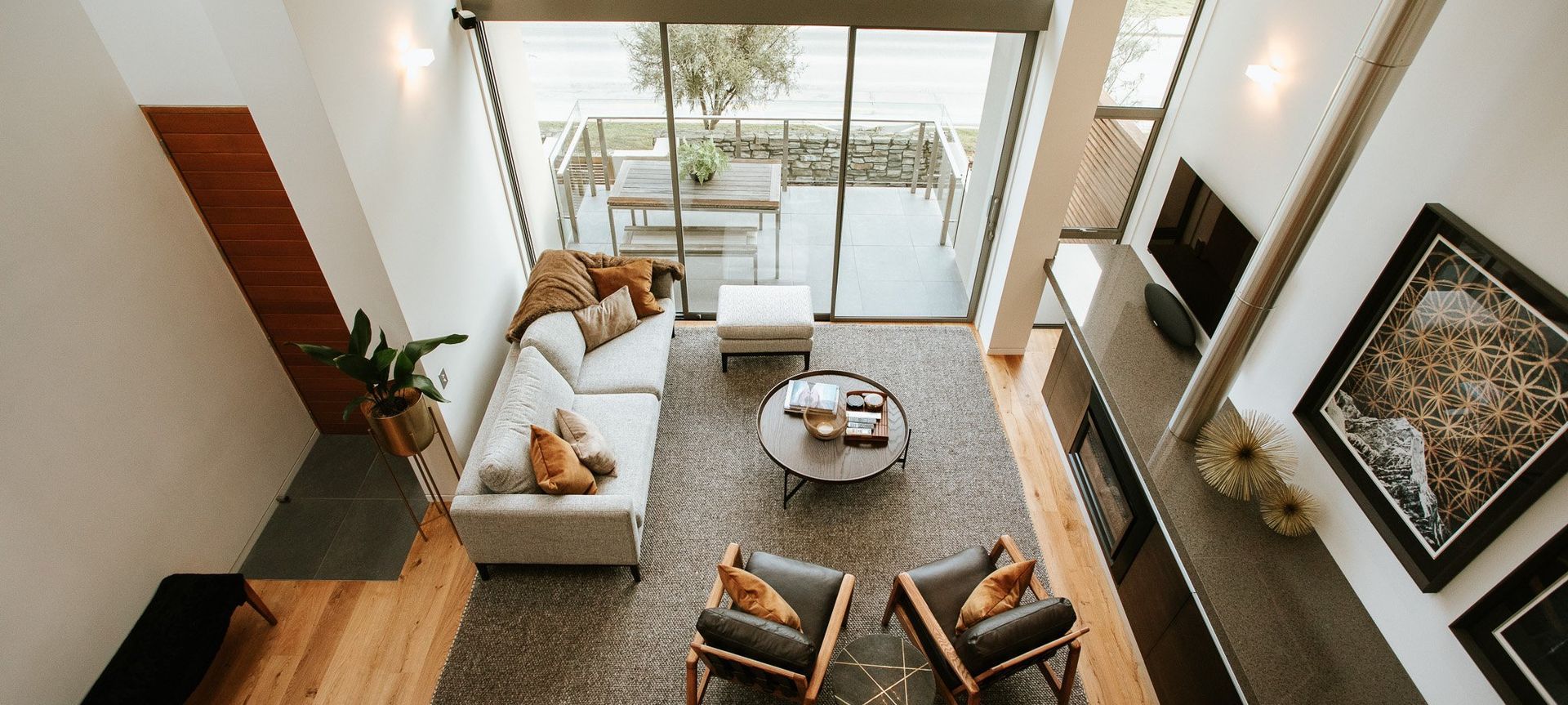Lakeside Apartment banner