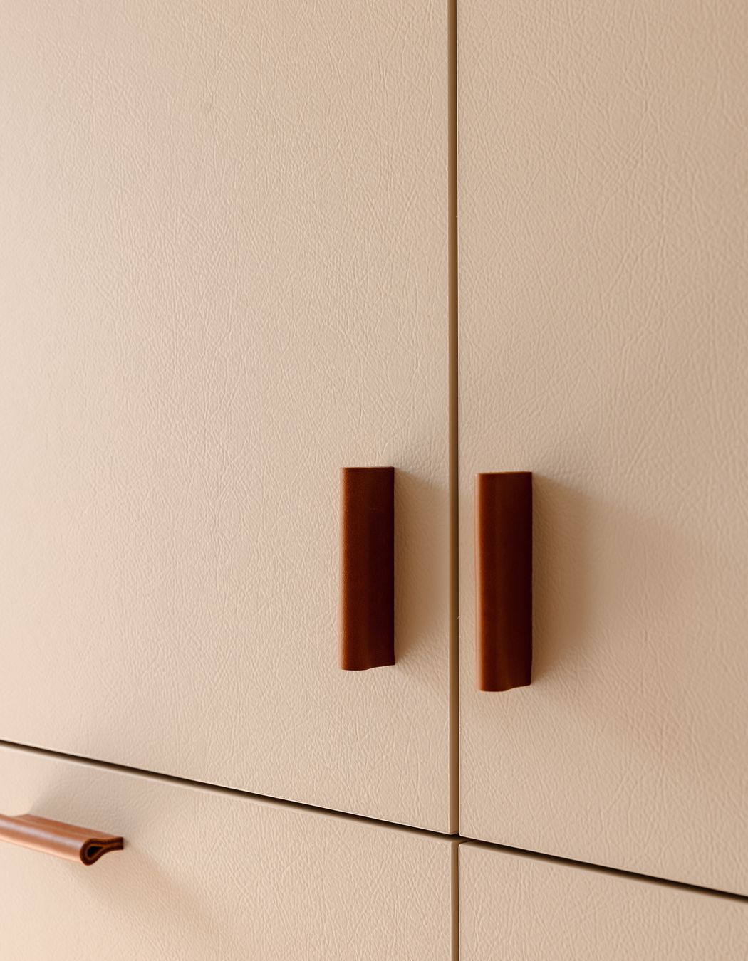 "That leather-like look on the fronts, looks even more leather when you have real, tan leather handles" - Darren Palmer