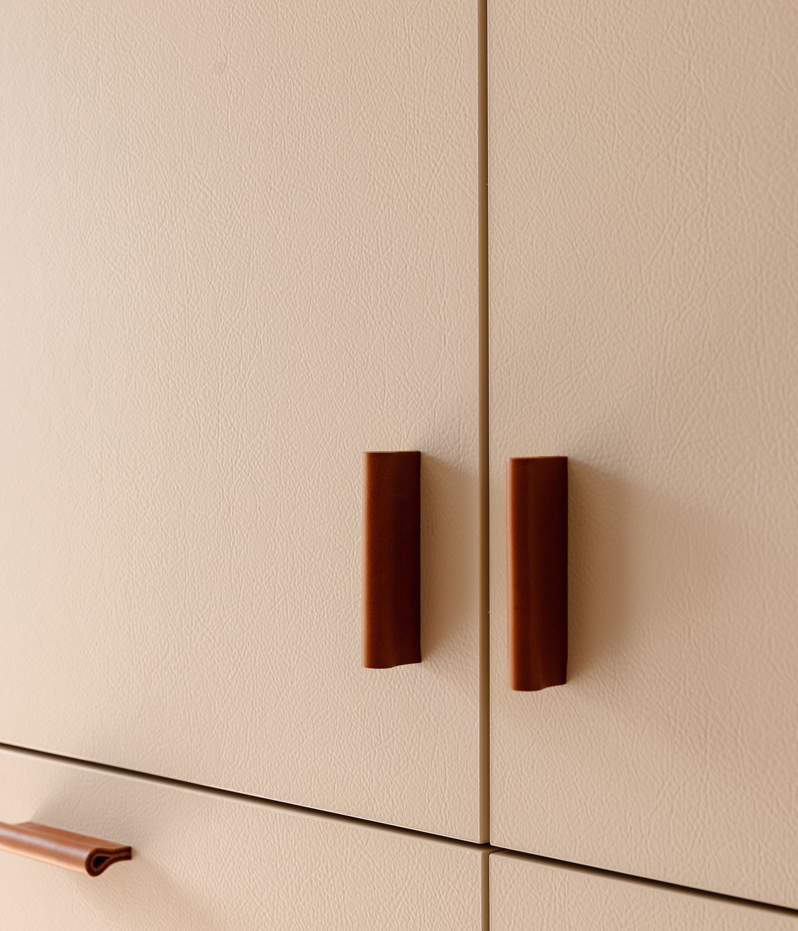 "That leather-like look on the fronts, looks even more leather when you have real, tan leather handles" - Darren Palmer