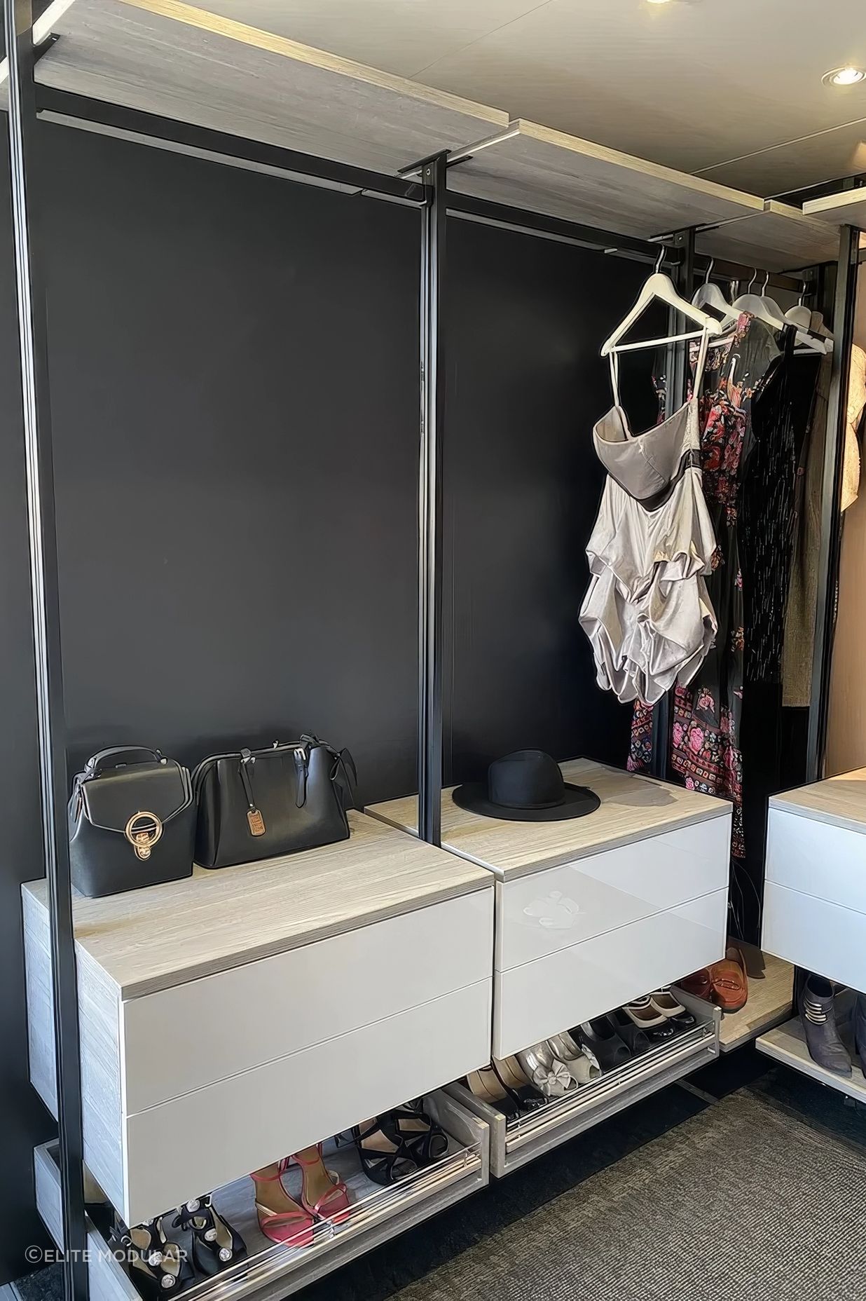 U-Shaped-Walk-in-Wardrobe-01-standard-v2-26x.png