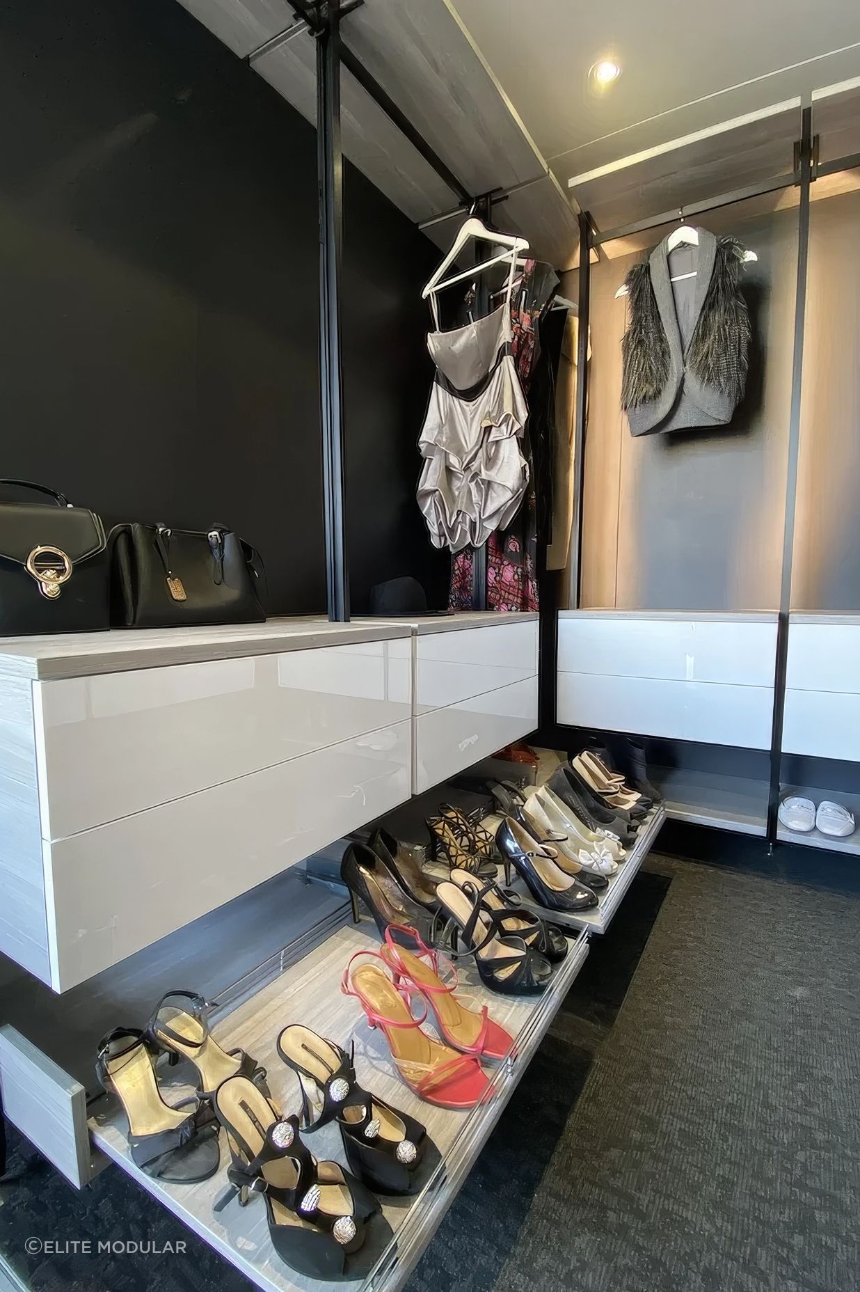 U-Shaped-Walk-in-Wardrobe-06-standard-v2-26x.png