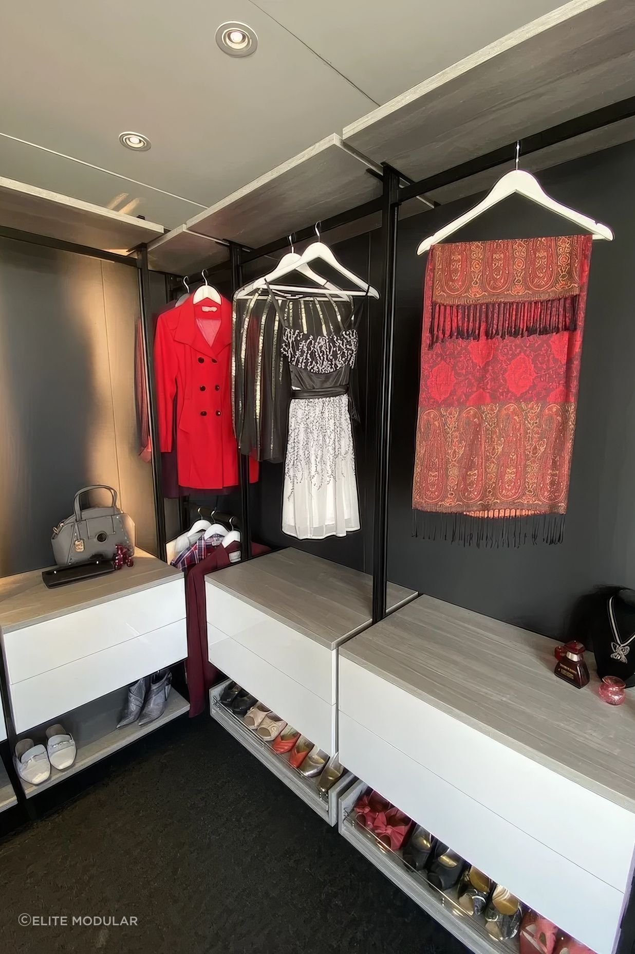 U-Shaped-Walk-in-Wardrobe-08-standard-v2-26x.png
