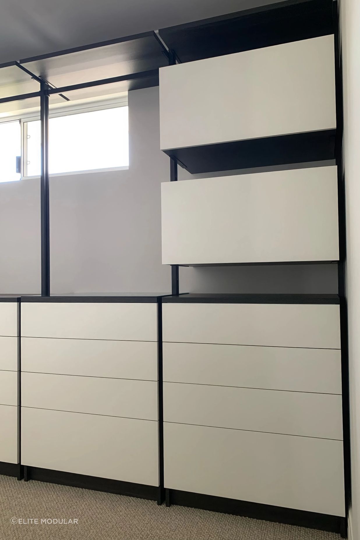 elite-walk-in-wardrobe-Bottega-Oak-Woodmatt-img01-scaled-standard-v2-1x.png