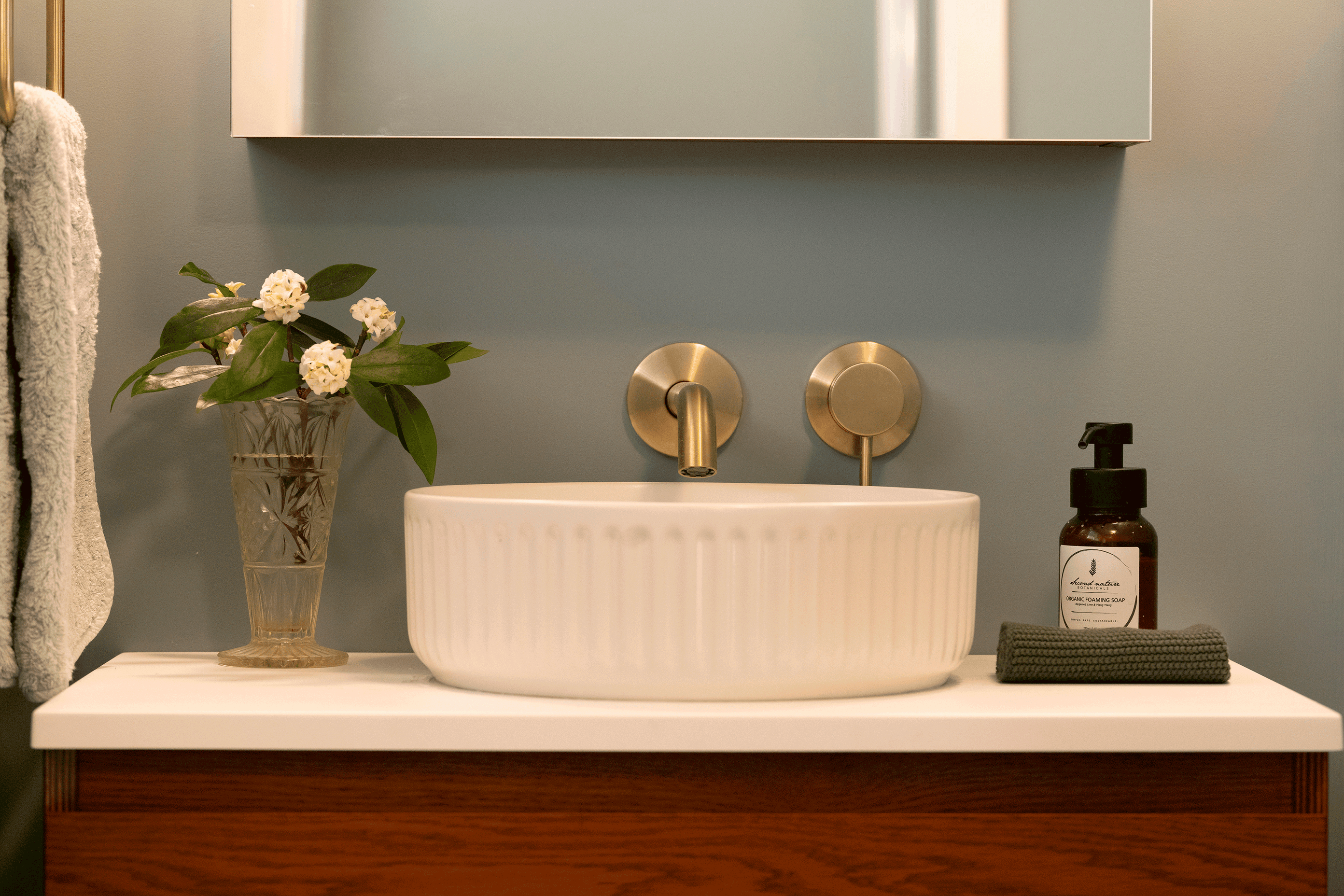 vanity-basin-close-web.png