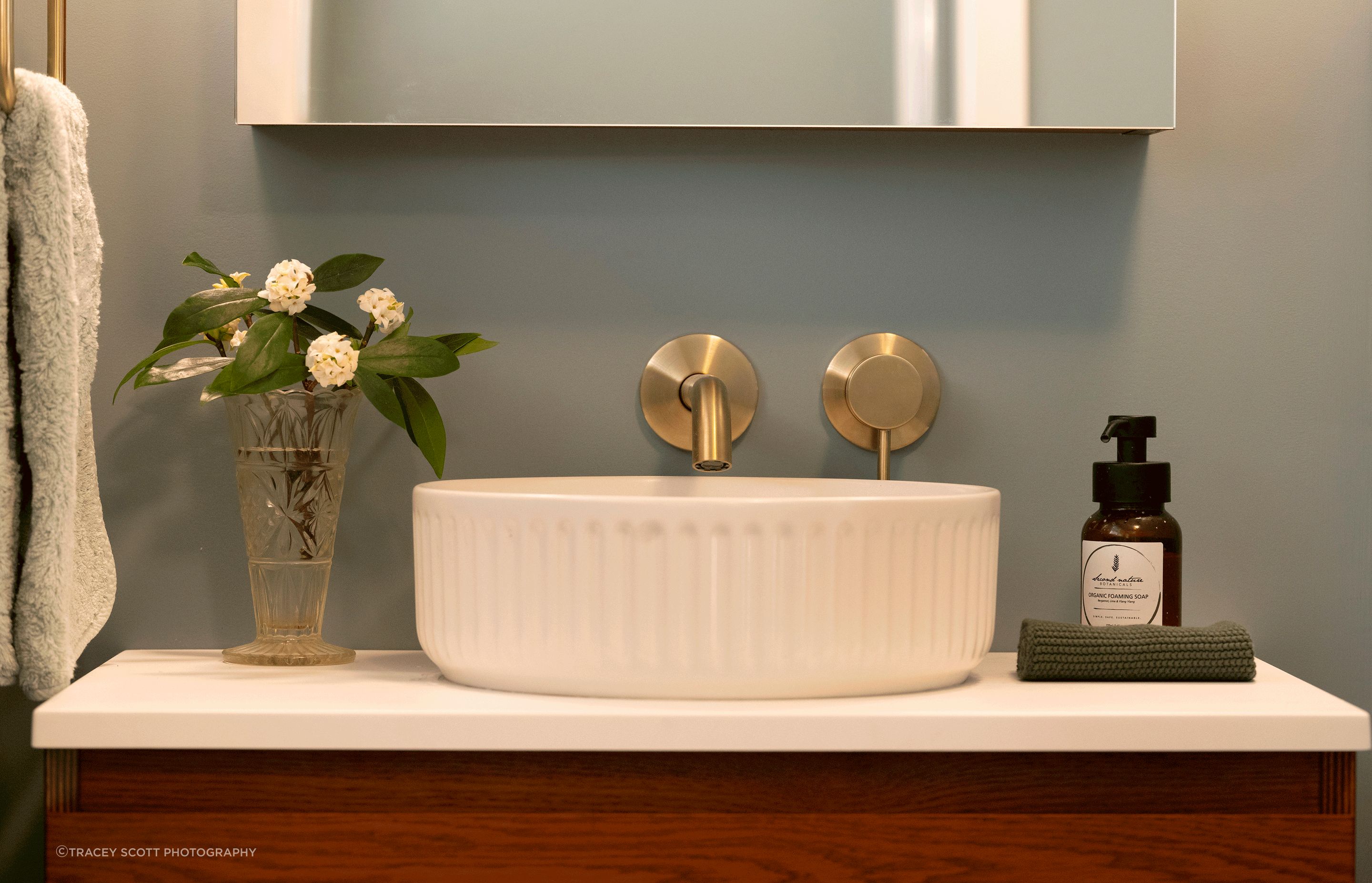 vanity-basin-close-web.png
