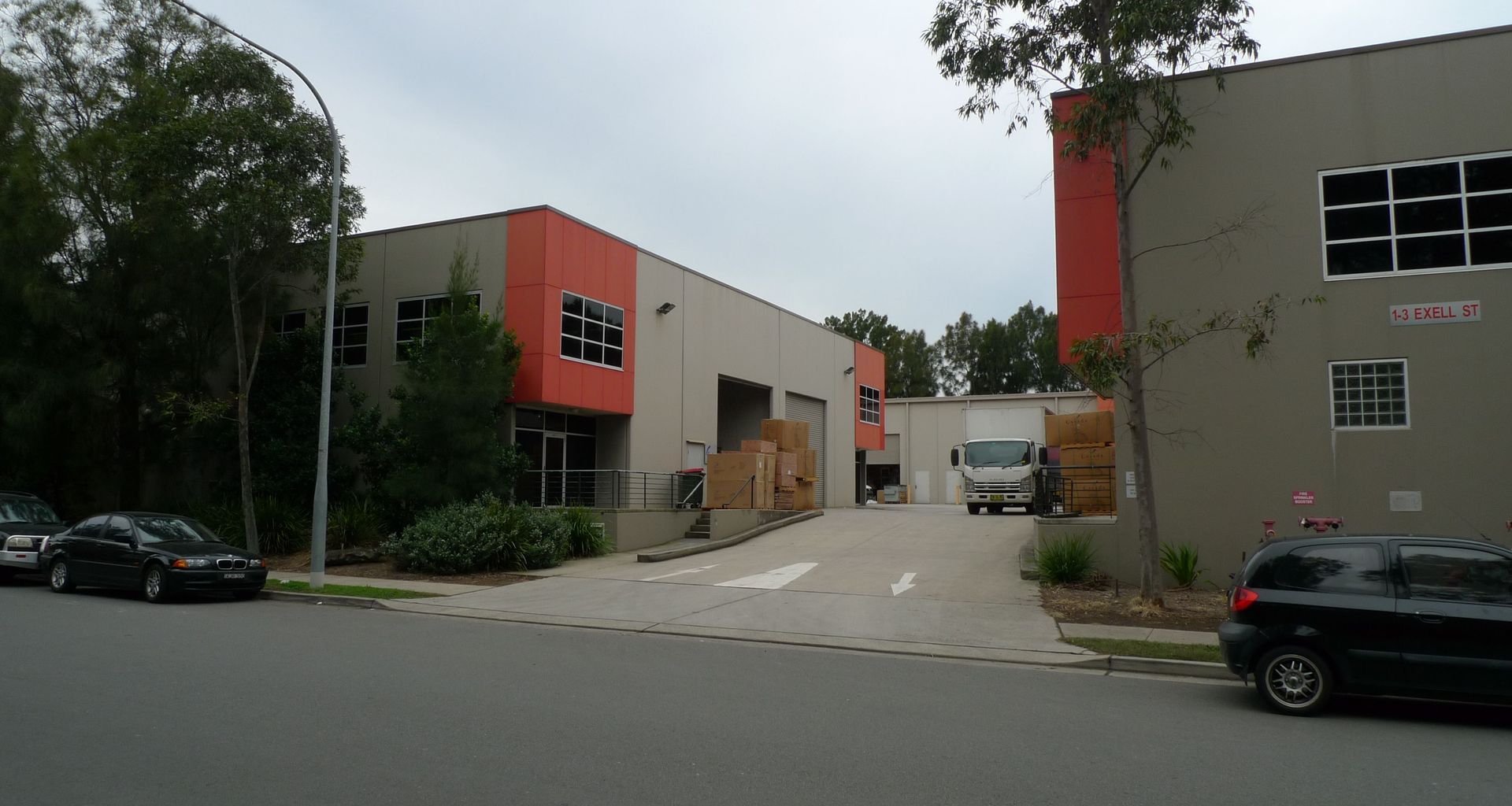14 unit industrial complex, parking and turning made easy with underground parking area. A generous 6000m2 site with street casuarina trees retained, and built alongside a canal. Significant flood considerations as the site is a flood vale zone, as well as contamination made this site a challenge. Dual road frontage allows for through traffic movements for larger vehicles and reduced internal congestion
