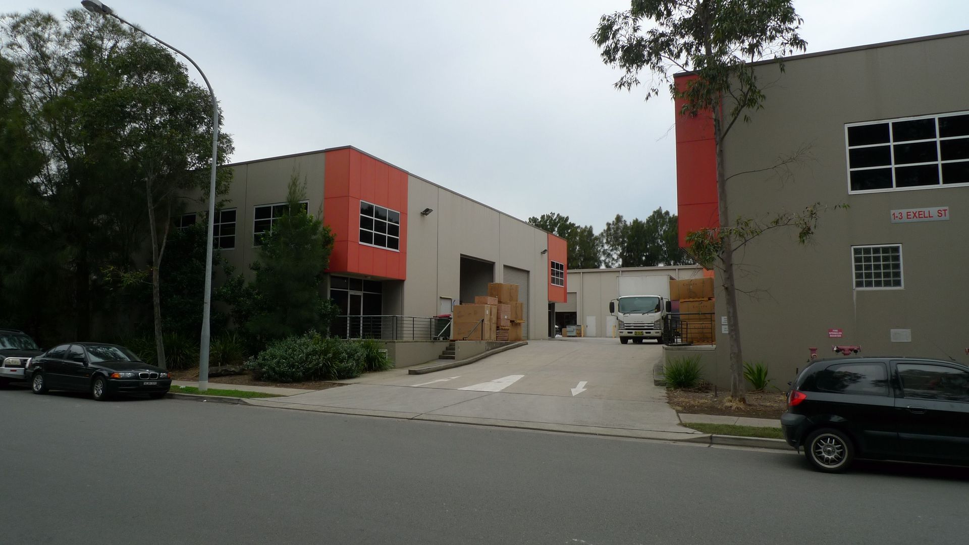 14 unit industrial complex, parking and turning made easy with underground parking area. A generous 6000m2 site with street casuarina trees retained, and built alongside a canal. Significant flood considerations as the site is a flood vale zone, as well as contamination made this site a challenge. Dual road frontage allows for through traffic movements for larger vehicles and reduced internal congestion