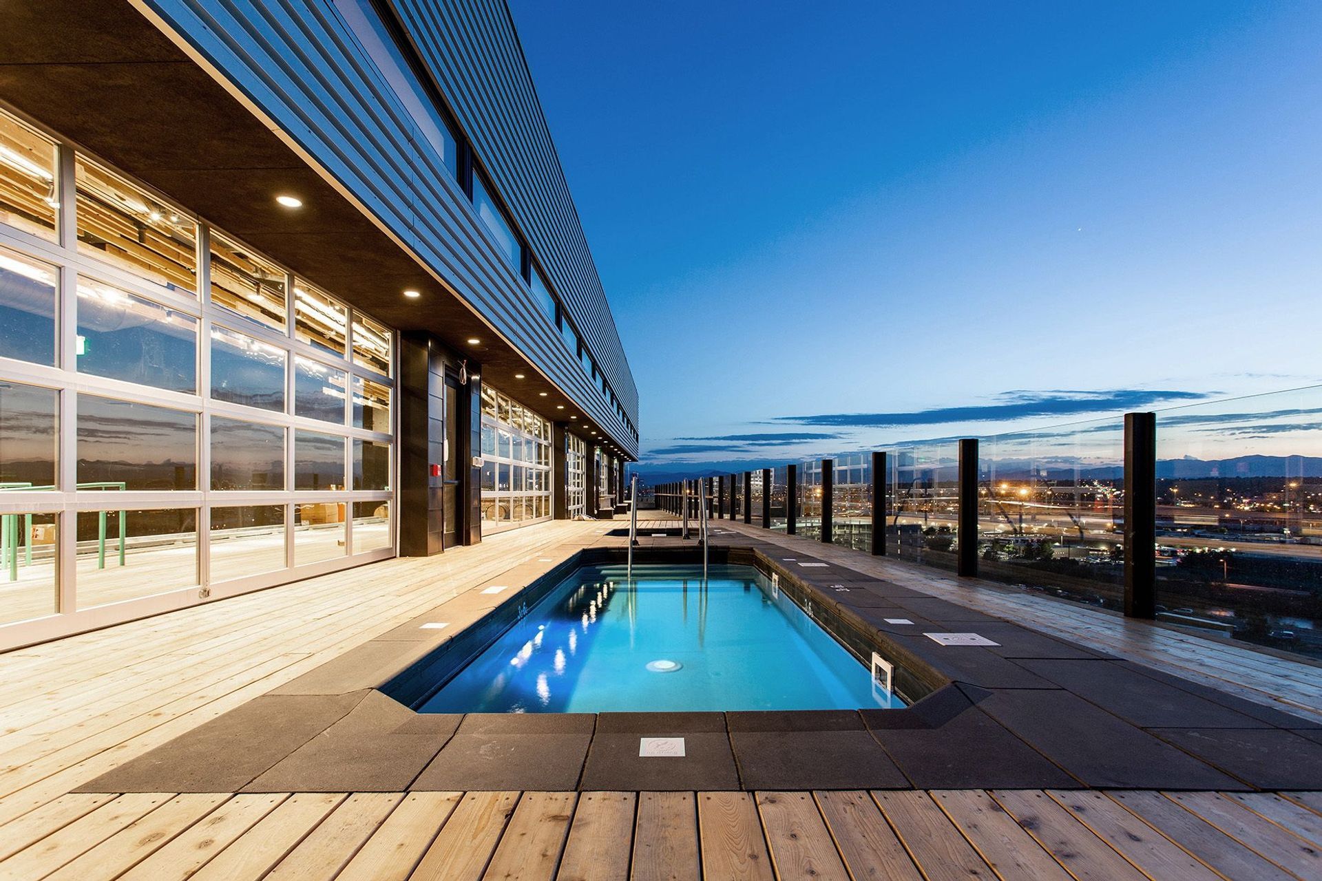 013SWMZeppelinSource-HotelPool300DPItouched-SOURCE-HOTEL-HorizSMsRGB.jpg