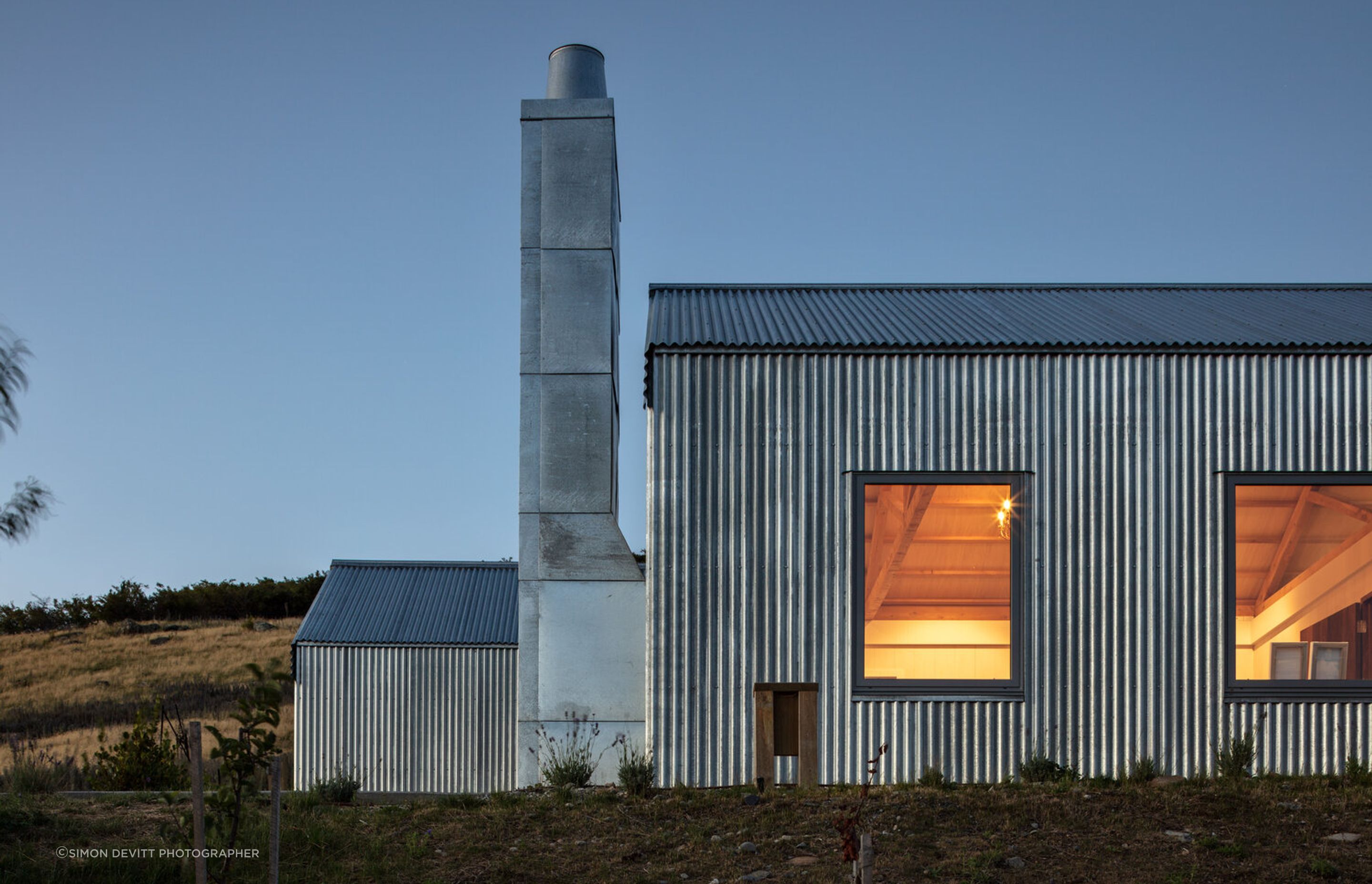 The corrugated iron wraps the building, so that there is no need for guttering or drainpipes.