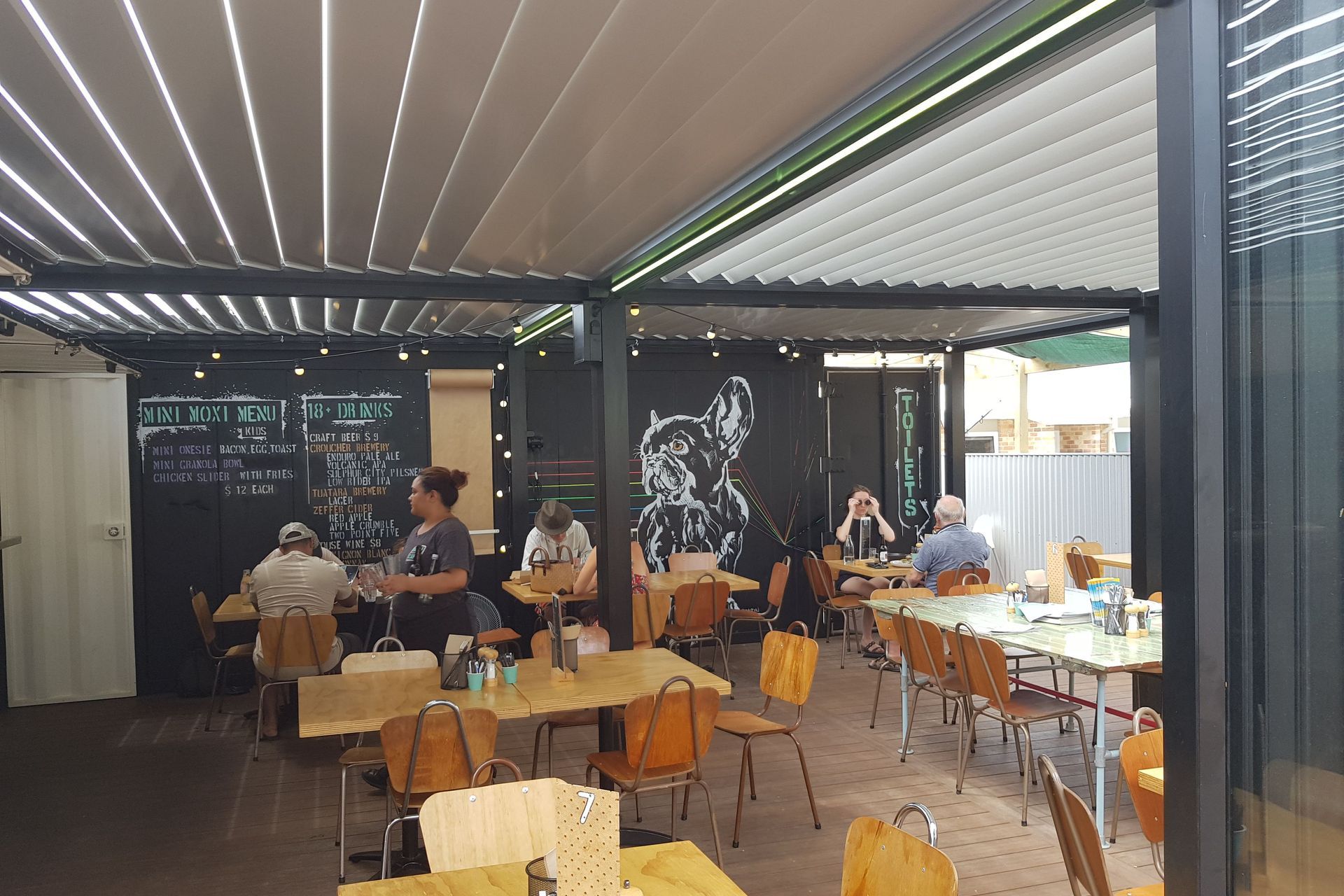 Transforming the Moxi Cafe with louvre roofs