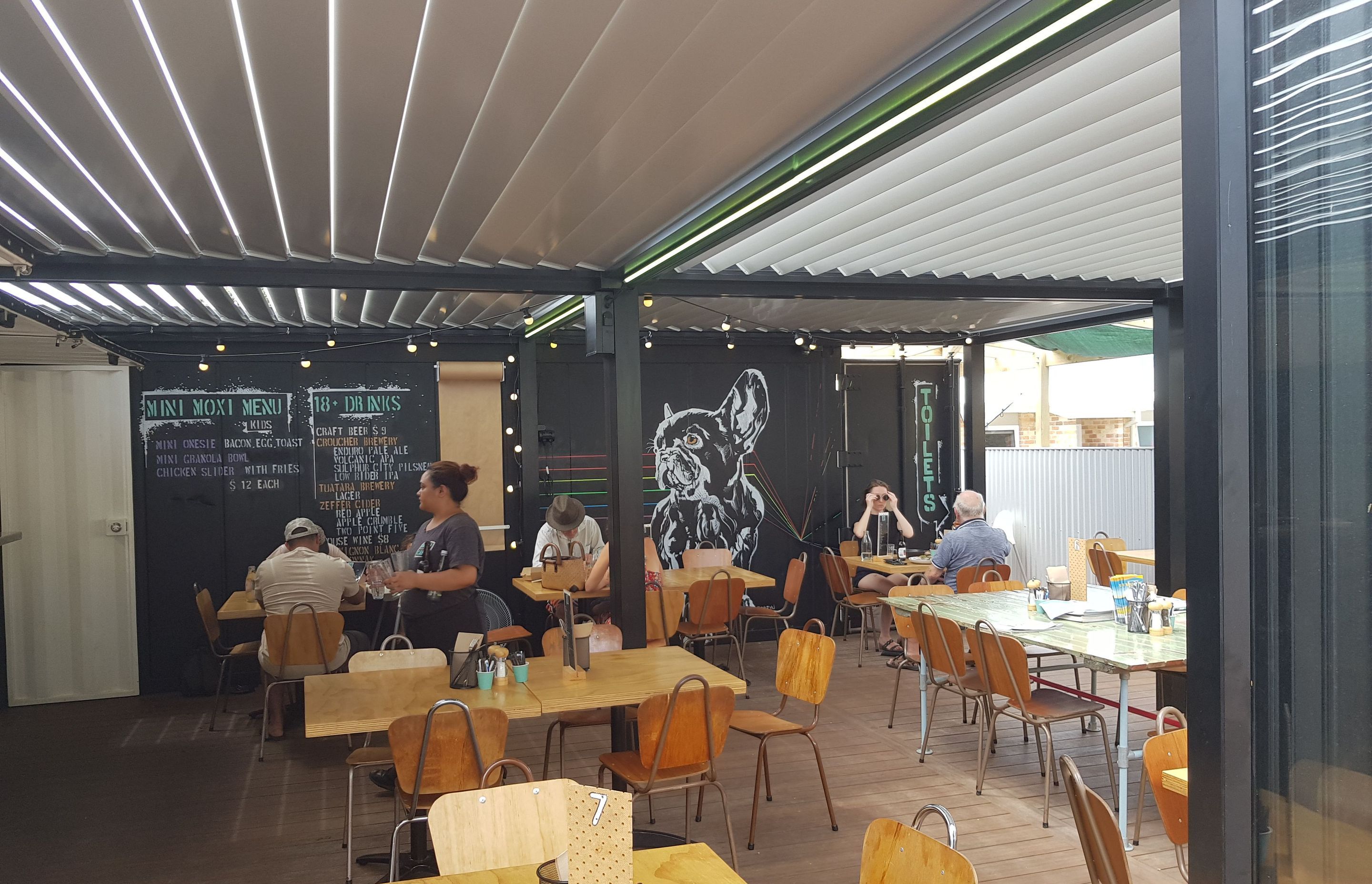Transforming the Moxi Cafe with louvre roofs