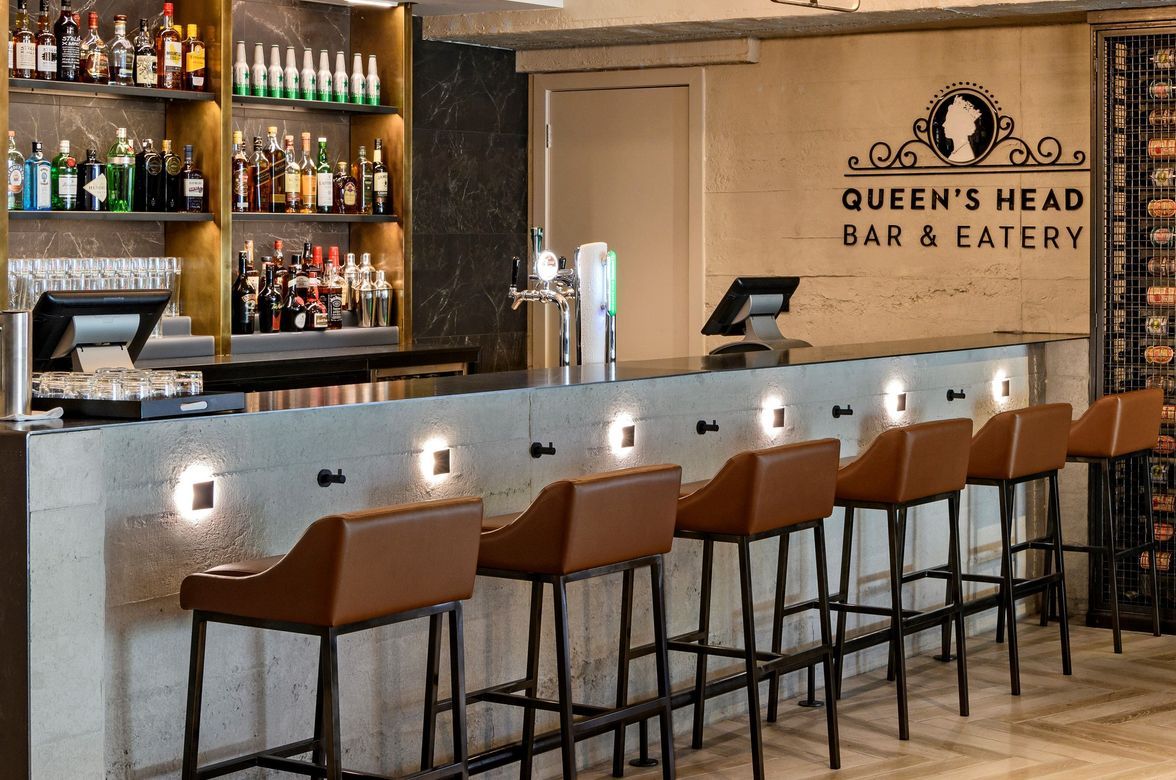 Queen's Head Bar & Eatery, Four Points Sheraton