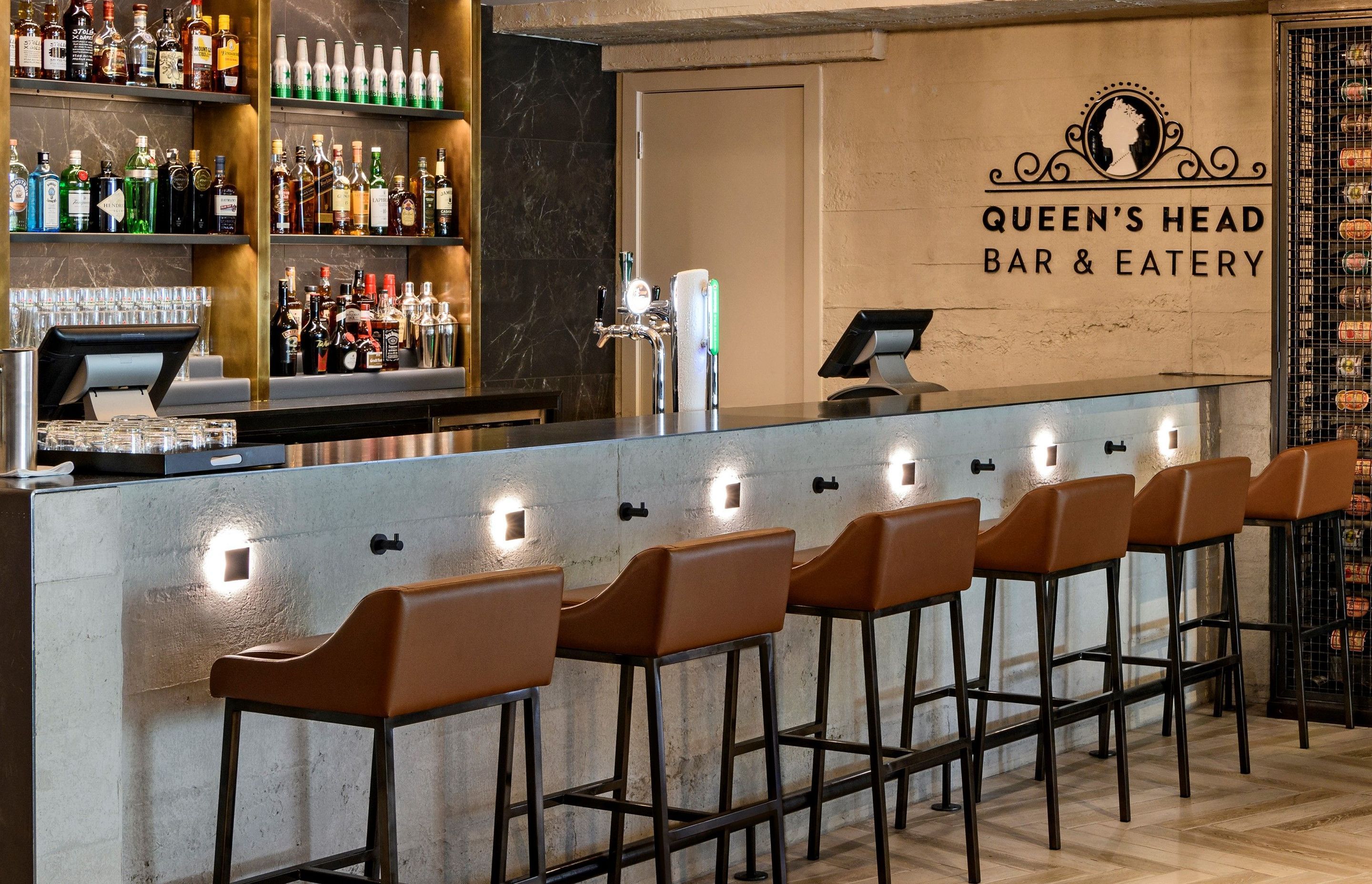 Queen's Head Bar &amp; Eatery, Four Points Sheraton