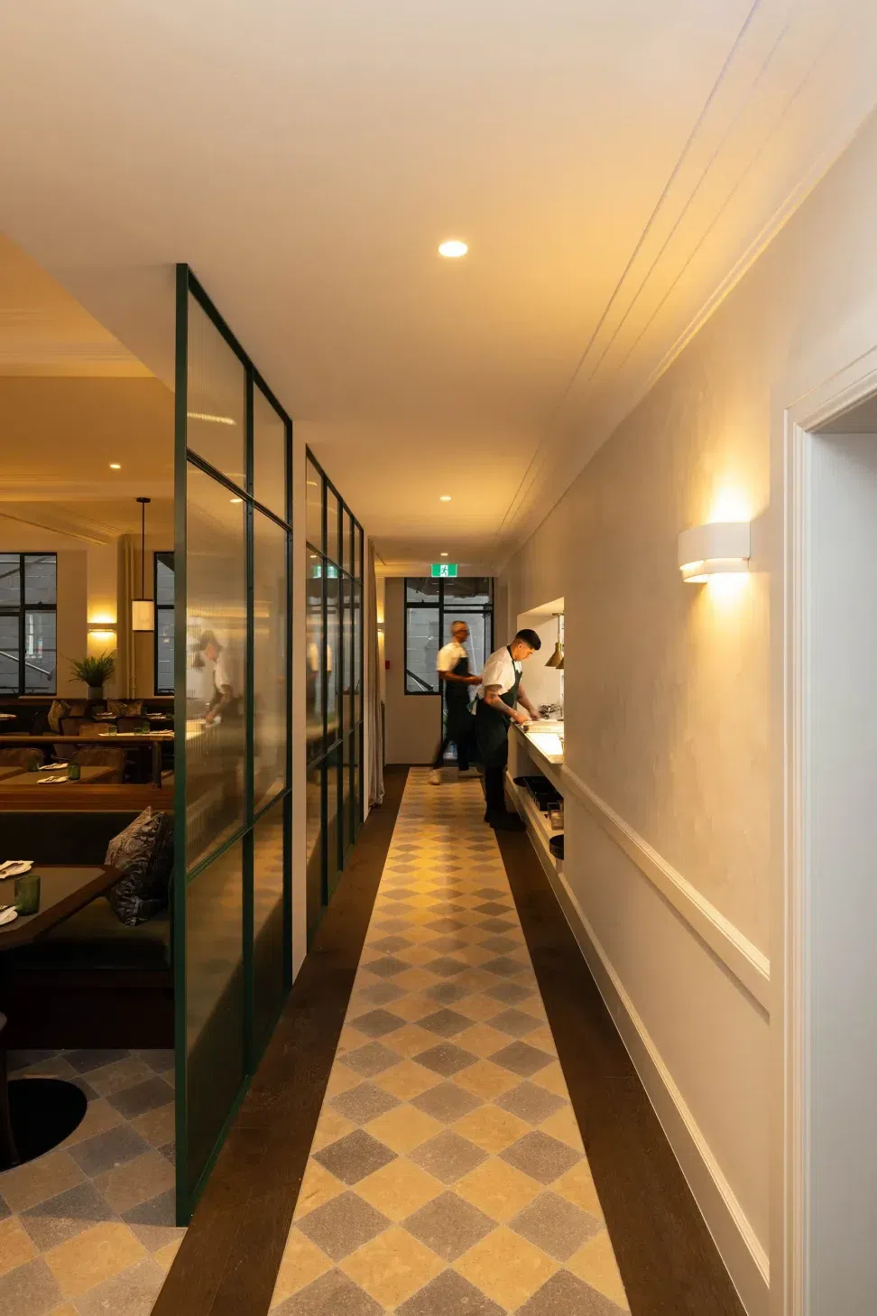 Gilt-ambitec-suave-light-servery.webp