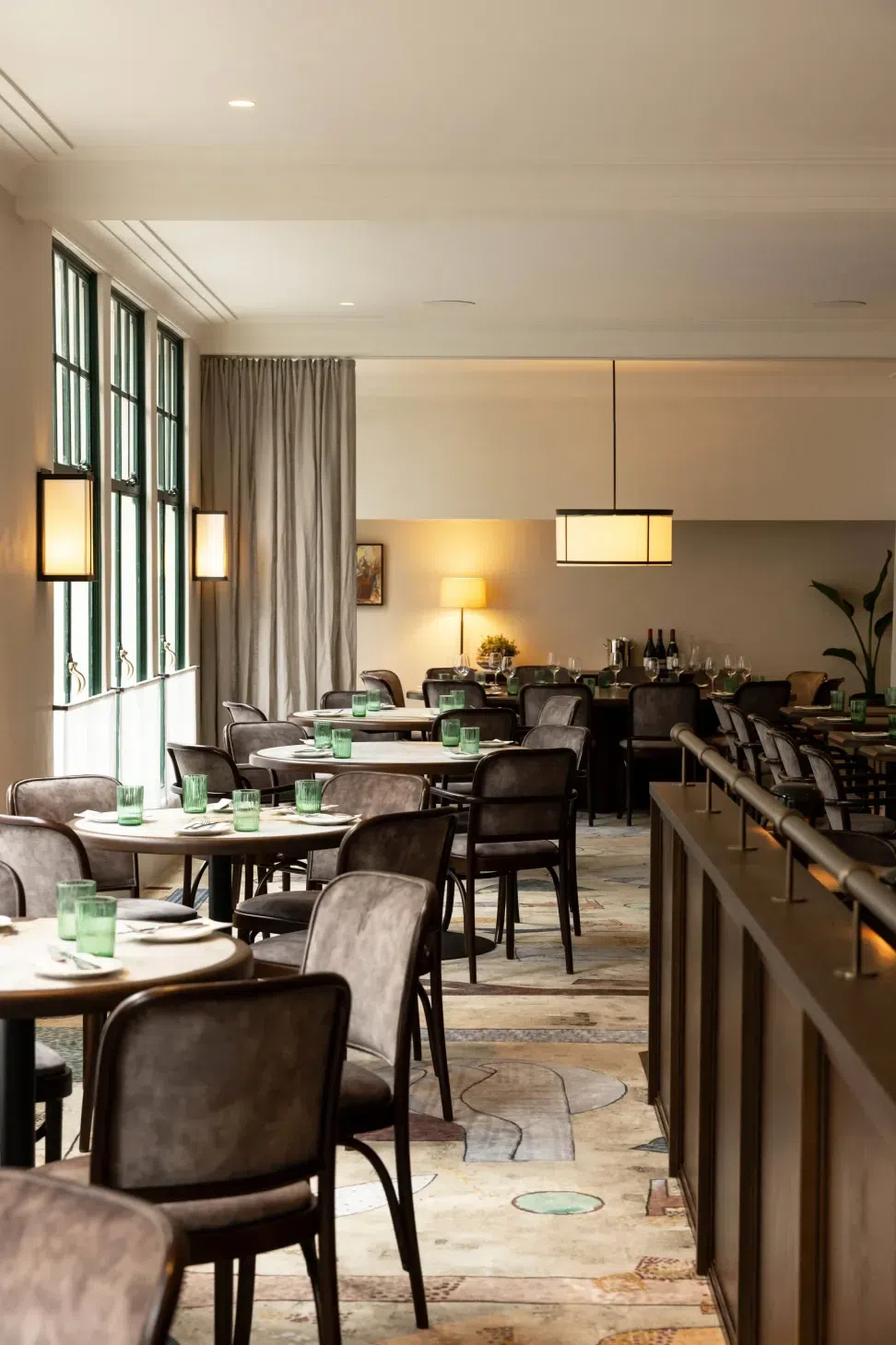 Gilt-ambitec-suave-upper-dining.webp
