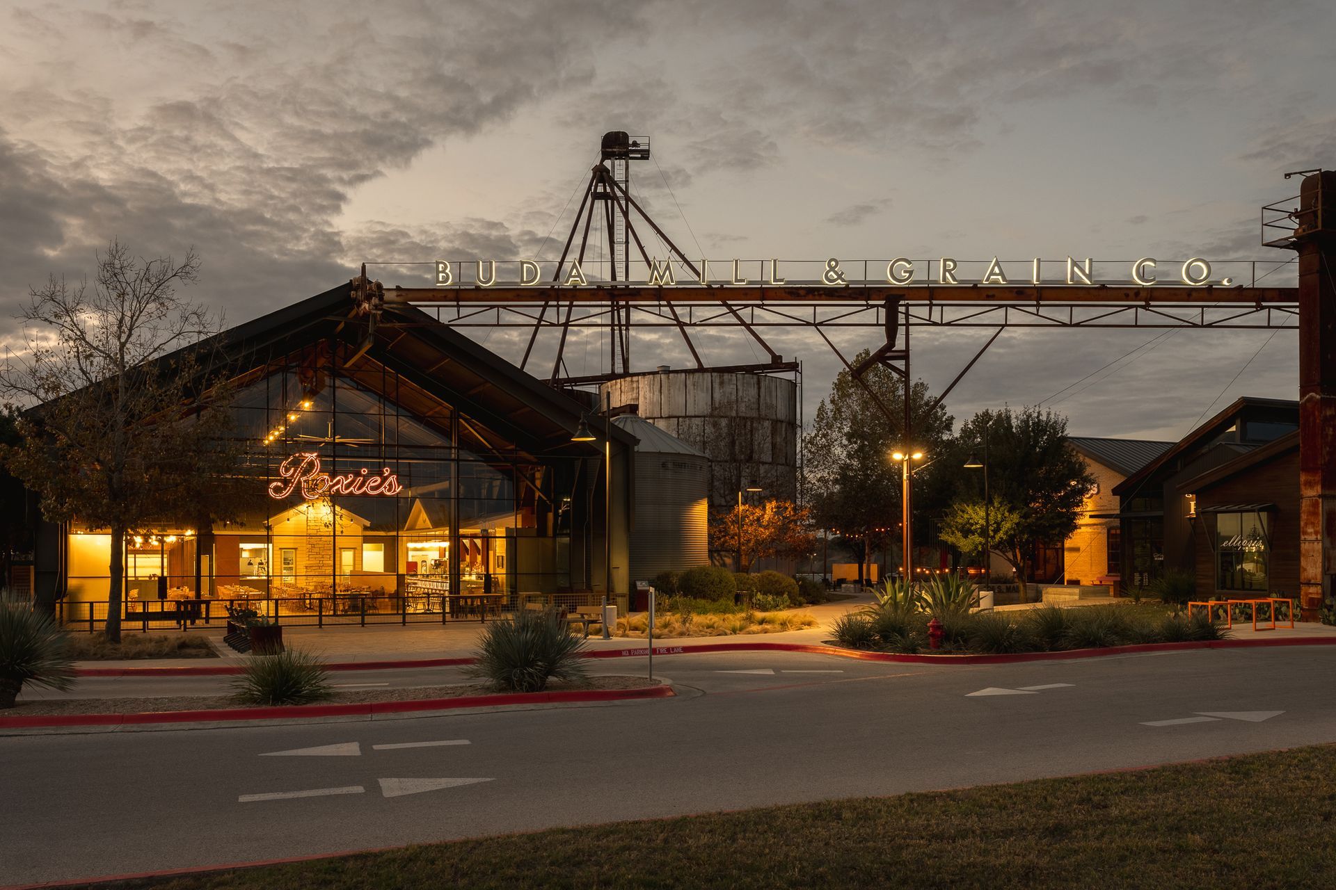 Roxies-Restaurant-Buda-Mill-and-Grain-ALIGN-Austin-Architects.jpg