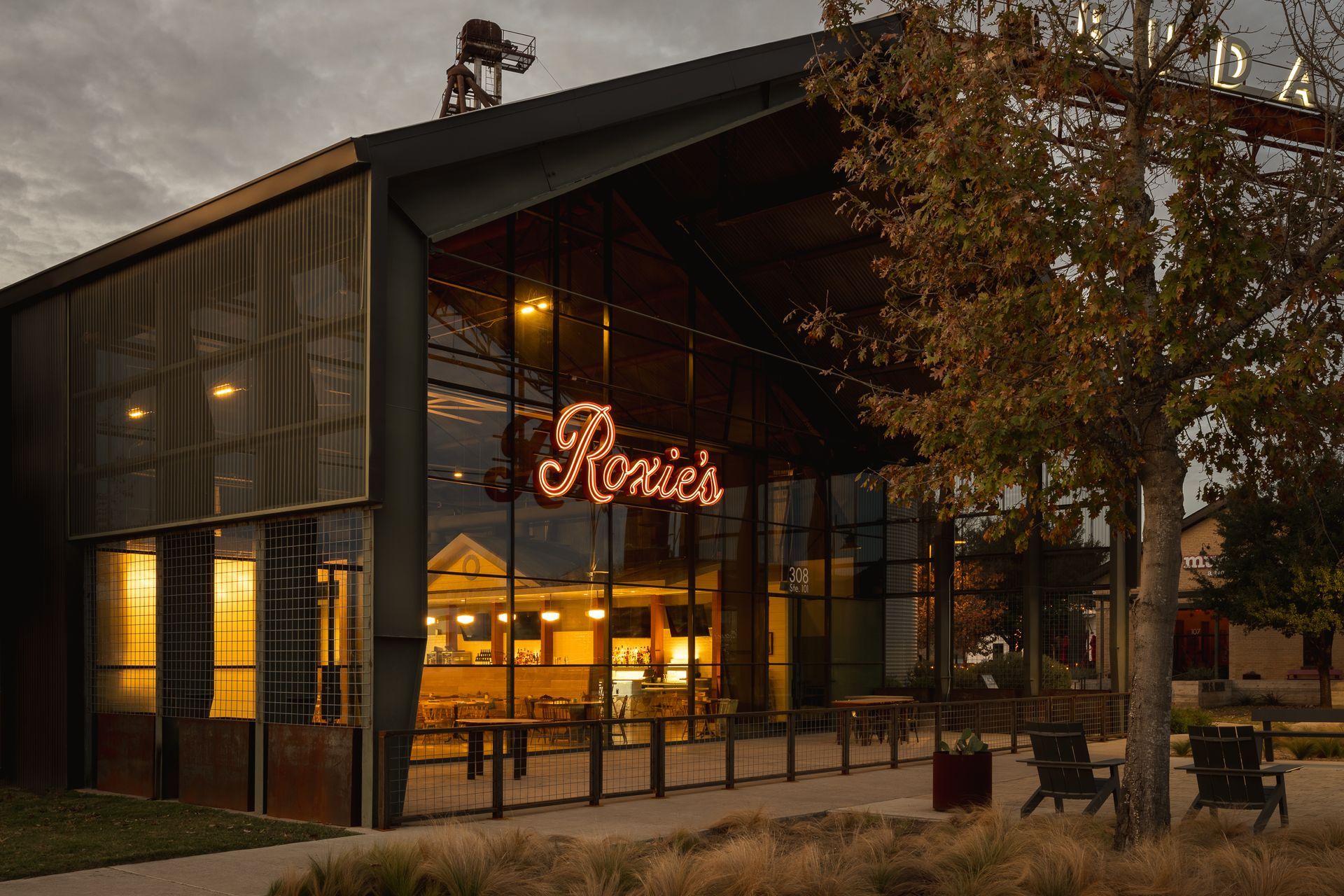 Roxies-Restaurant-Side-Exterior-ALIGN-Austin-Architects.jpg