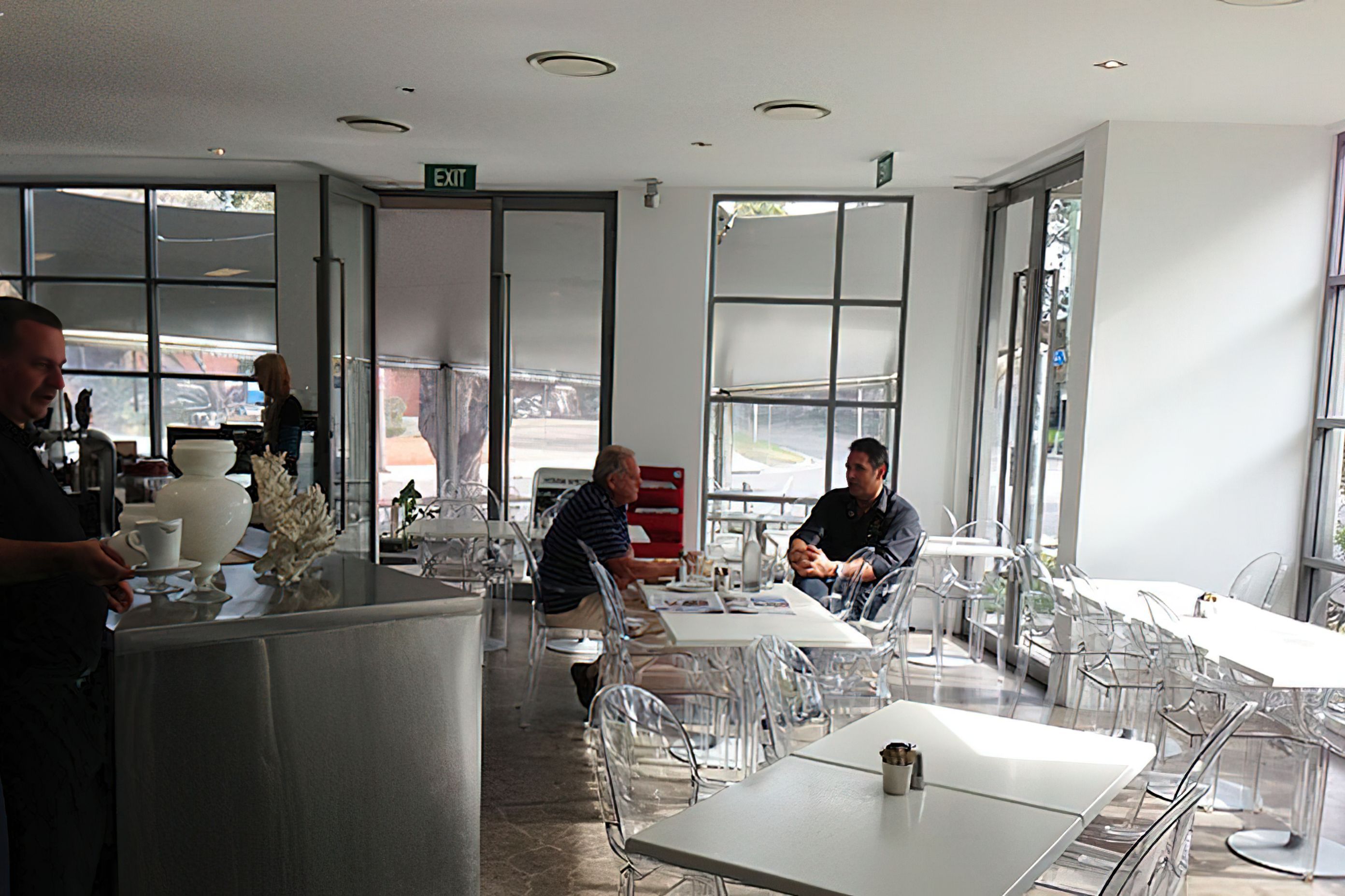 Bright spaces and inviting areas have made the business a local institution. Many challenges for this site including contamination, flood levels and a 270m2 triangular site