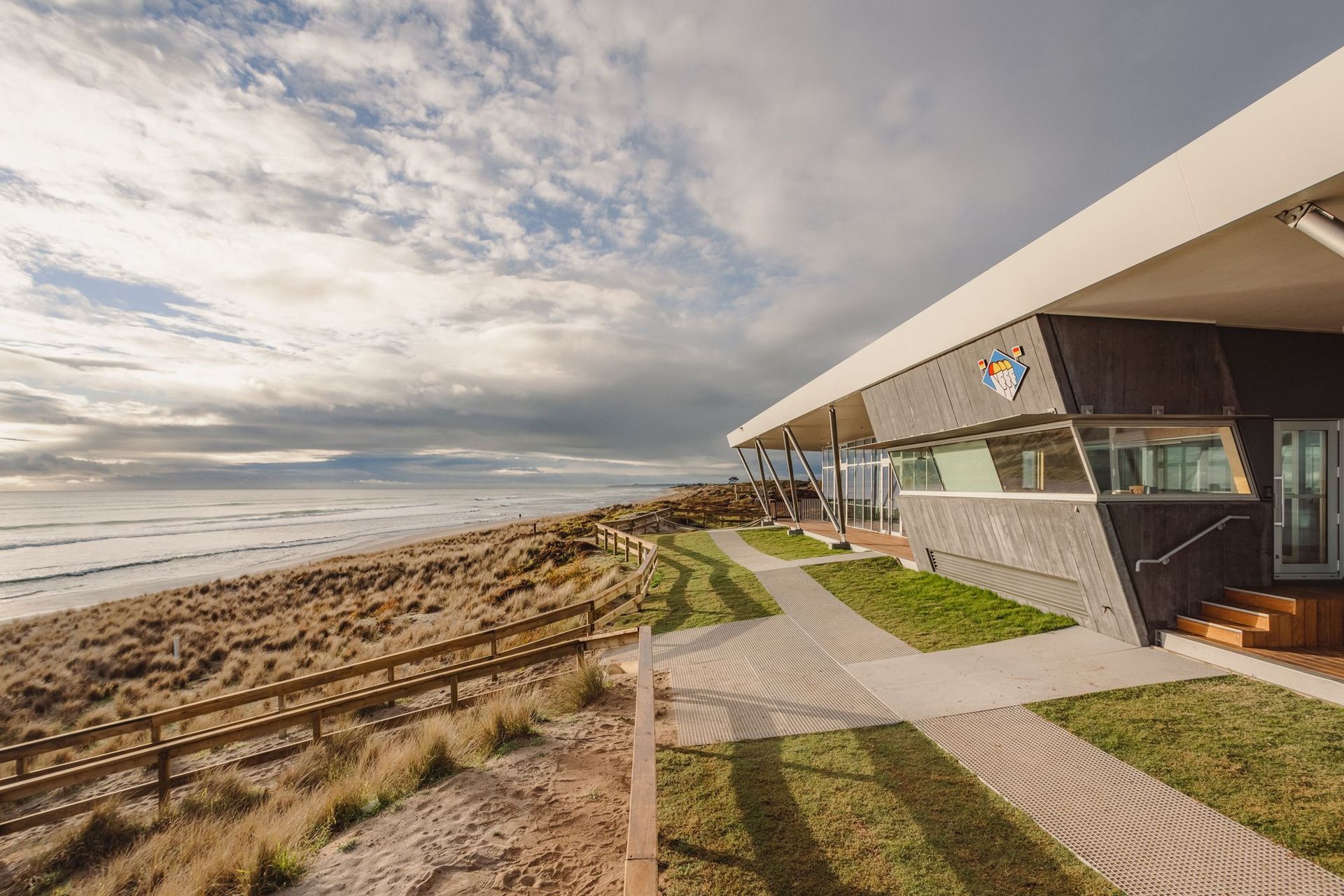 The architect specified that the building should not look like a concrete monolith, but rather blend into its environment.