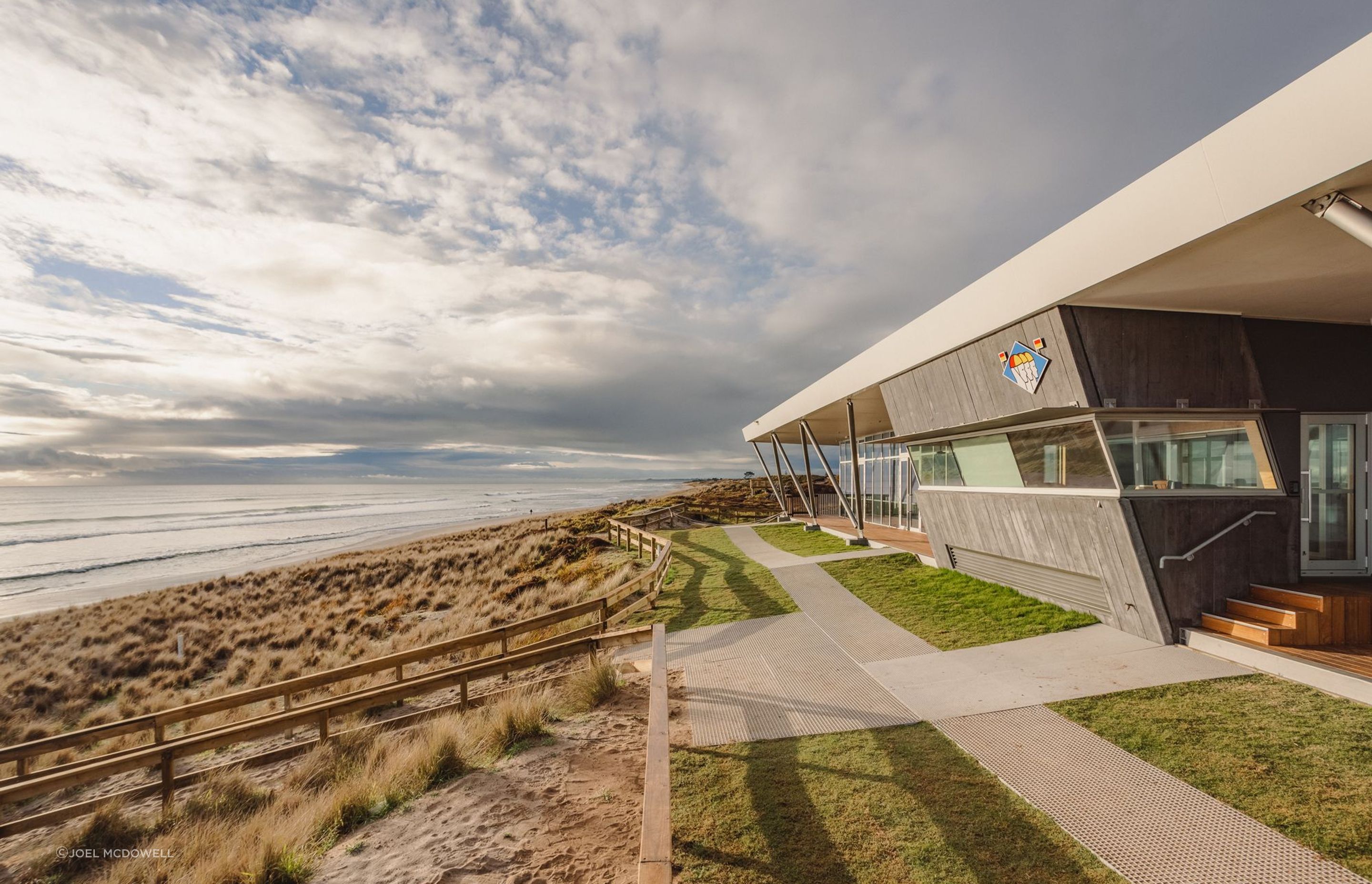 The architect specified that the building should not look like a concrete monolith, but rather blend into its environment.