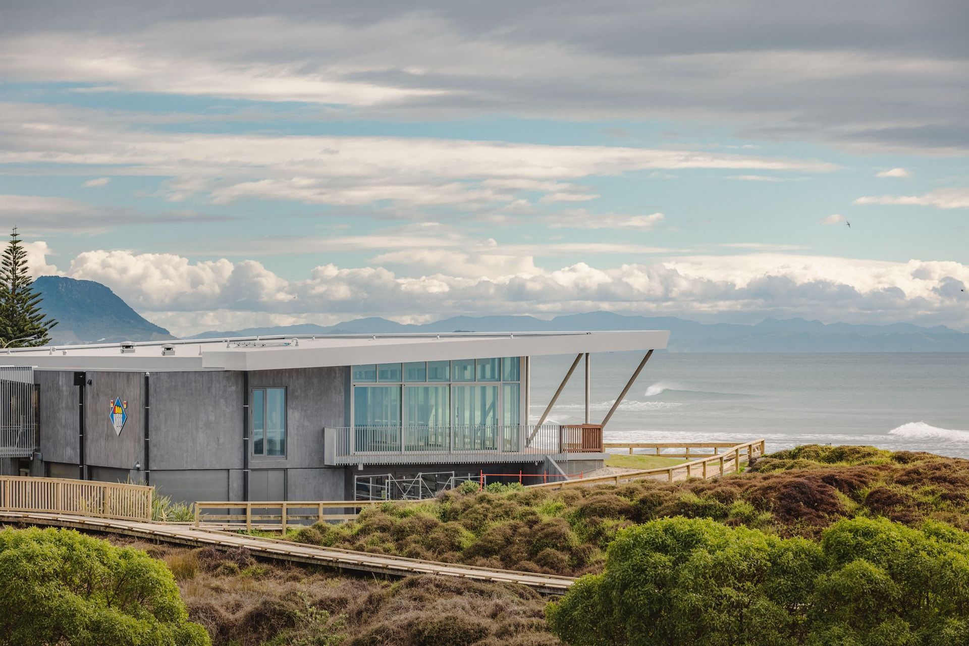 The finish was enhanced with the PFL C2 Slat Hard +, to protect from salt chlorides from the nearby seaspray.