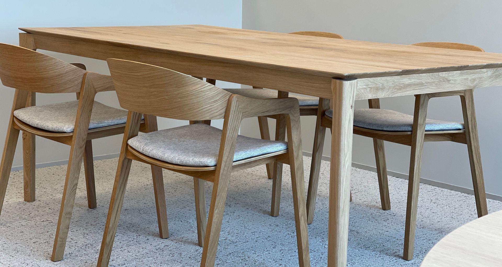 Stunning meeting table set up
