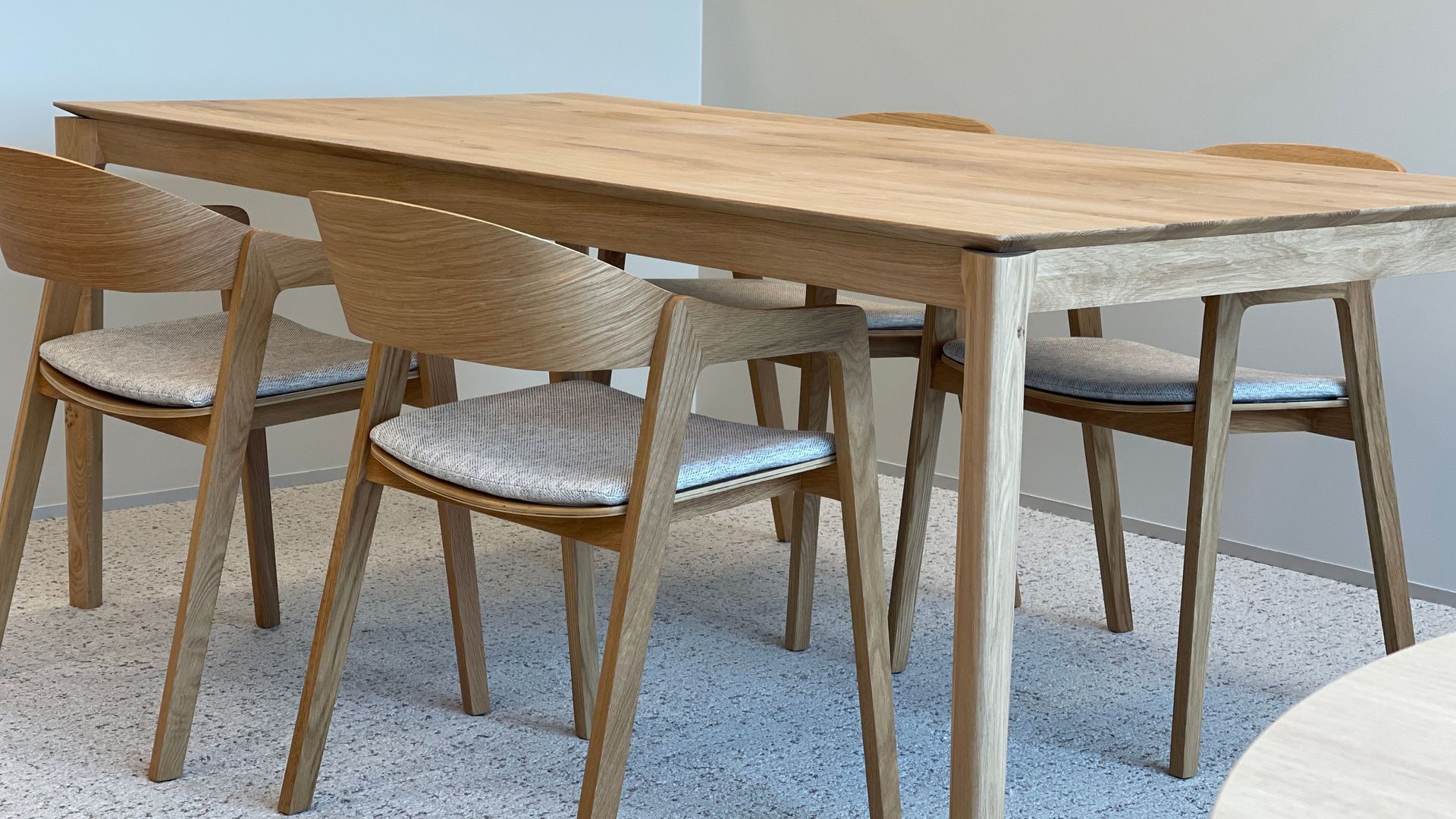Stunning meeting table set up