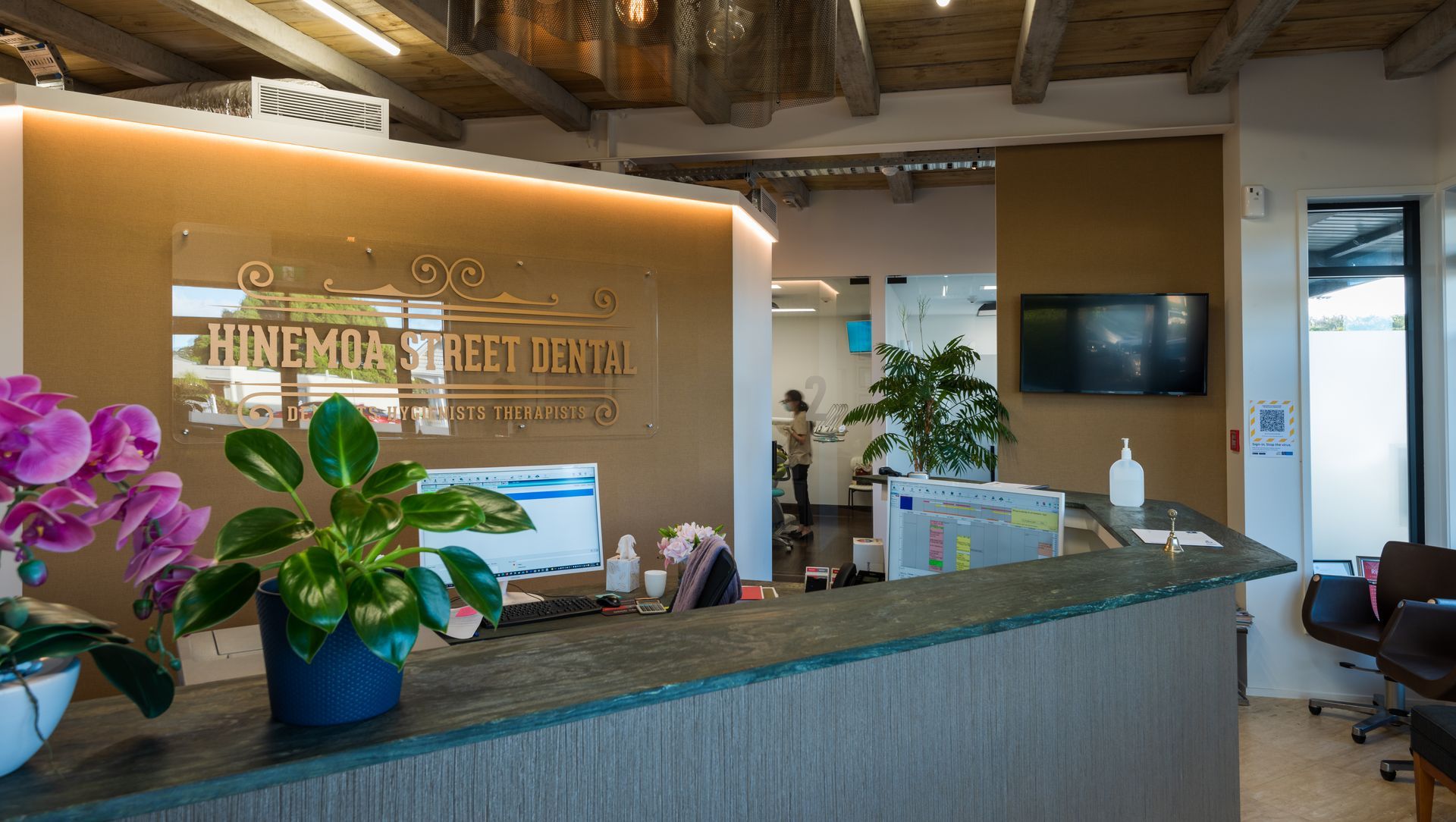 Hinemoa Dental Care, Brikenhead banner