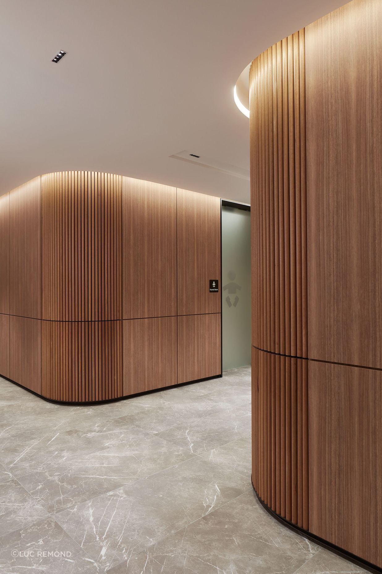 SydneyAirportAmenityMODULOArc3WhiteMountainOak2.jpg