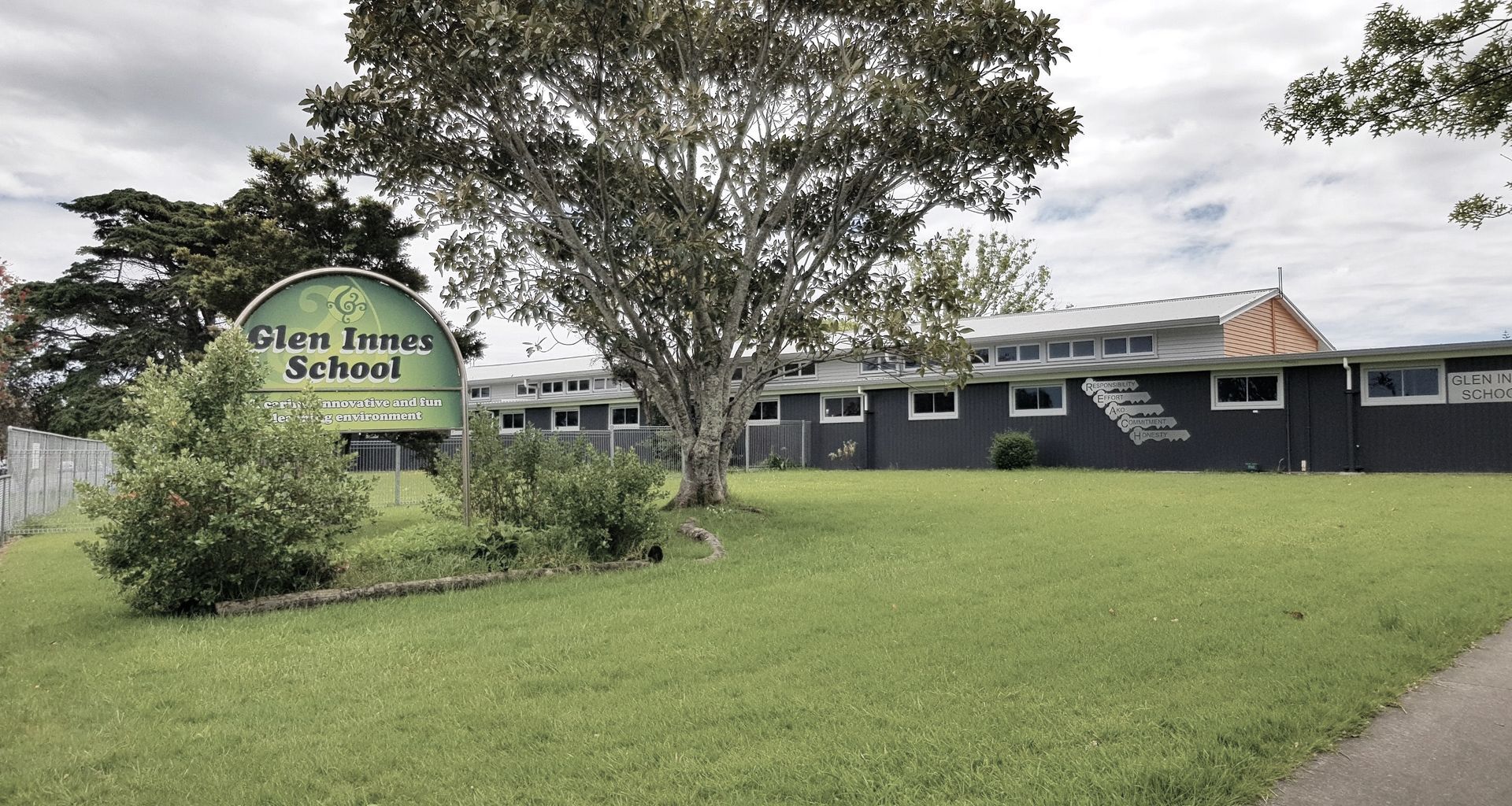 Glen Innes School banner