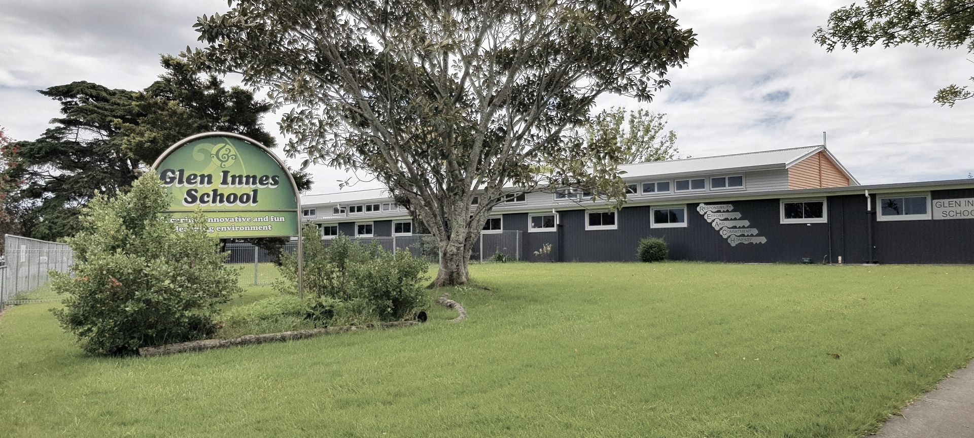 Glen Innes School banner