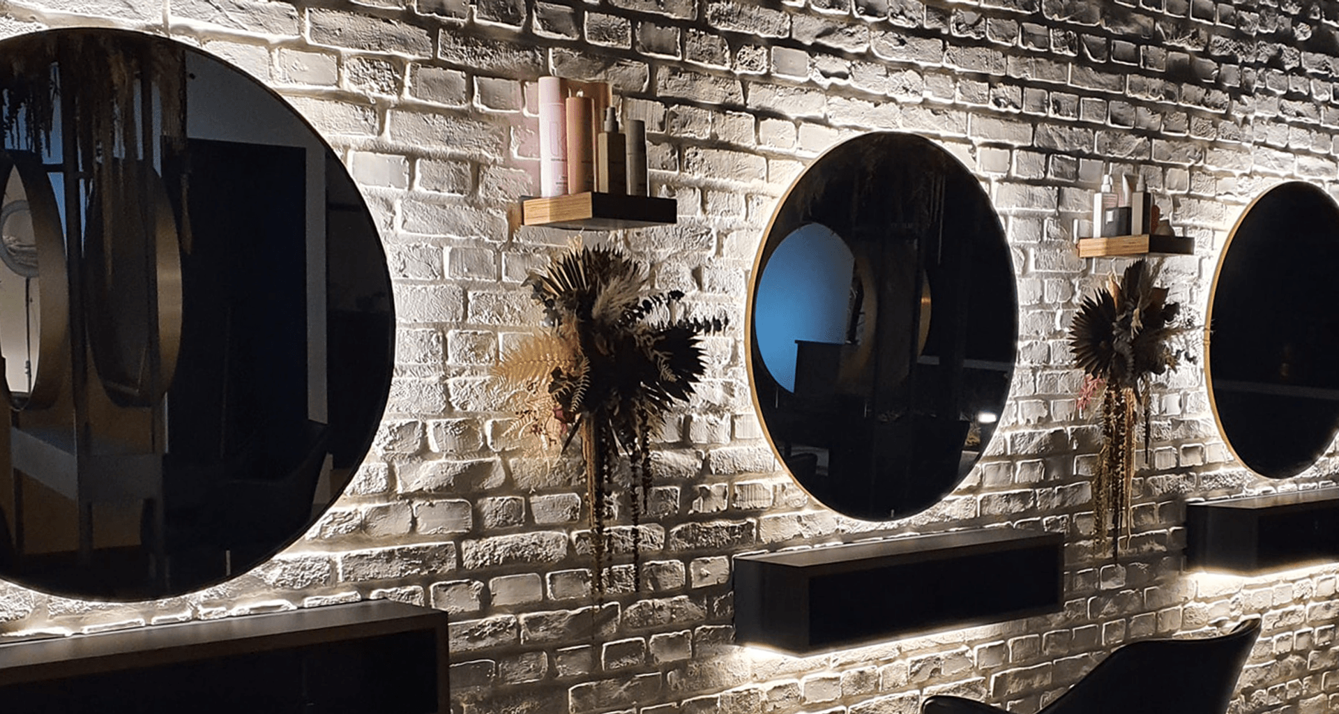 Aneia Warner Salon, Kumeu banner