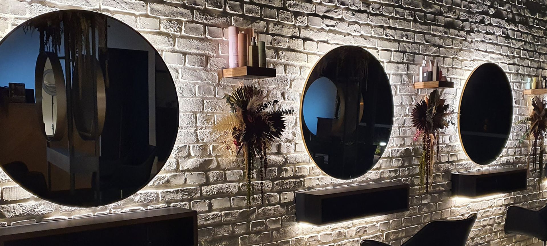 Aneia Warner Salon, Kumeu banner