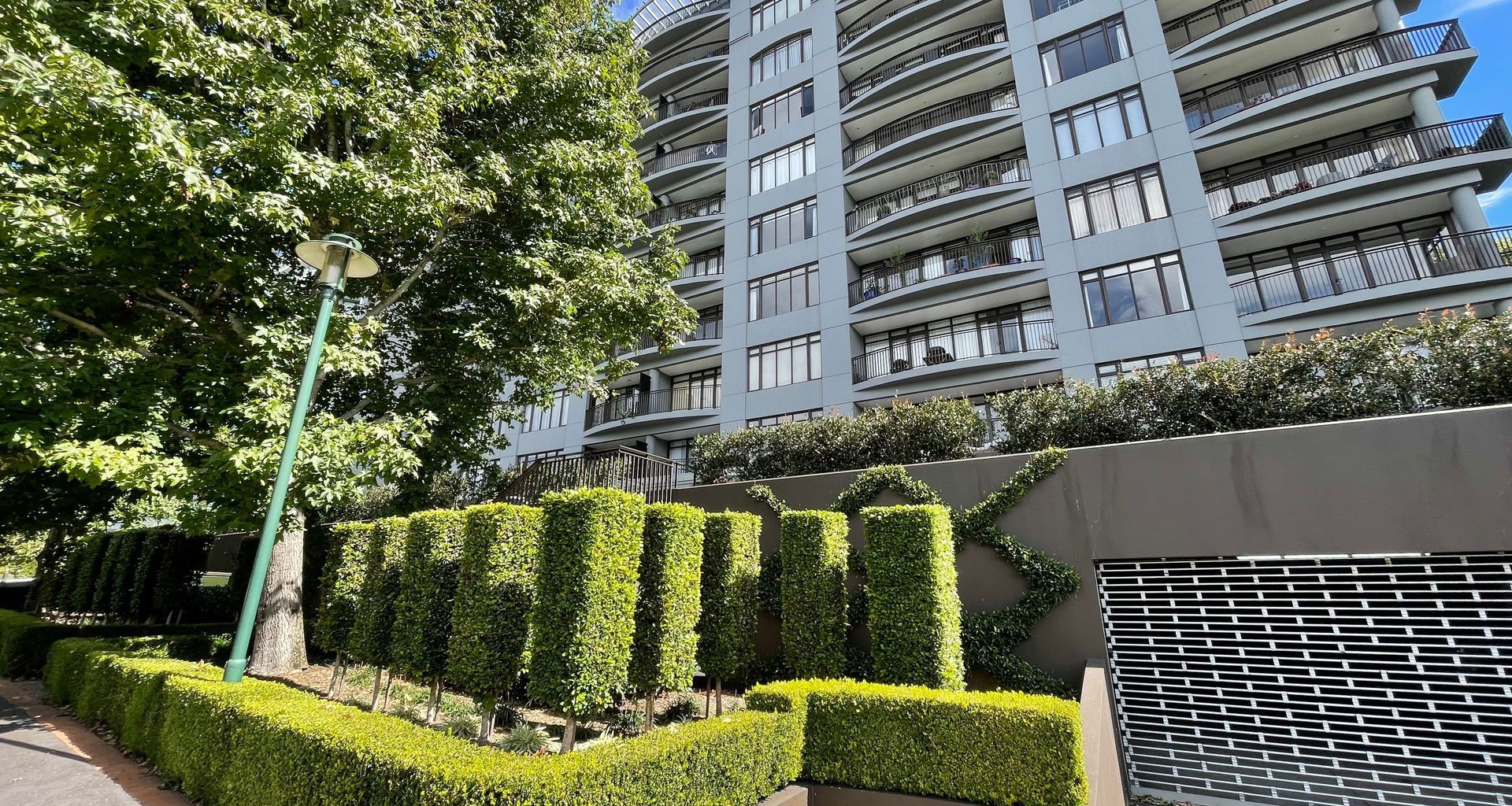 Broadway Park Apartments banner
